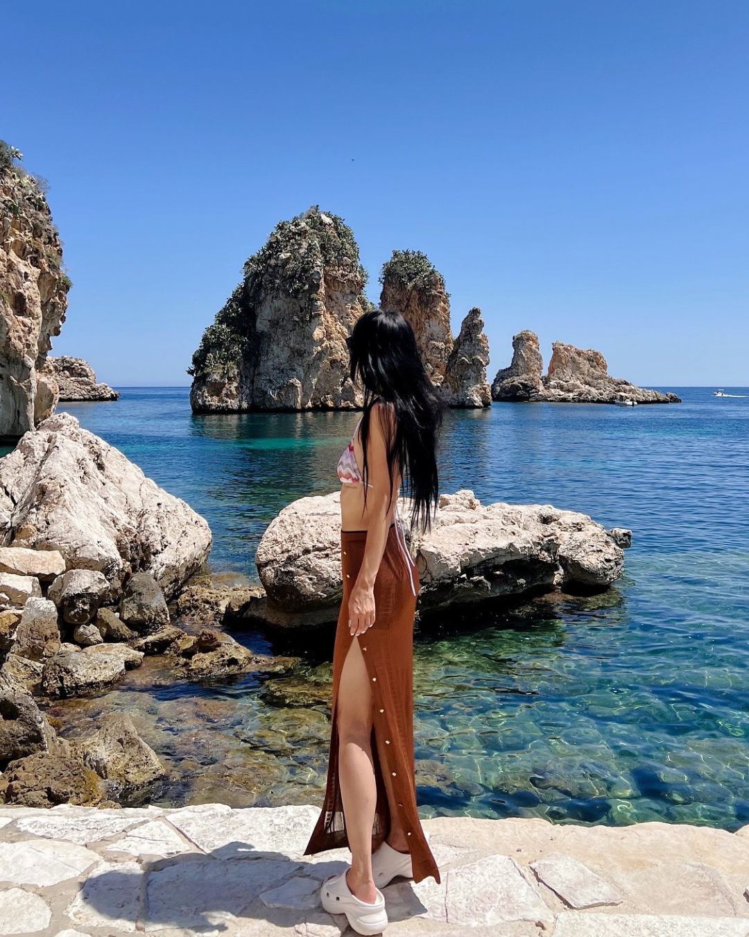 바다보다 눈부신 예슬언니 몸매👙✨
화보로 만들어버리는 ‘휴양지 룩’ 착장 정보🙋🏻‍♀️

예슬언니는 이탈리아 시칠리아 해변에서 컬러풀한 지그재그 패턴이 돋보이는 미쏘니의 ‘마레 메탈릭 크로셰 비키니’를 입고 감각적인 스윔웨어 룩을 선보였습니다.

돈데에스테반의 브라운 니트 롱스커트를 매치해 사이드 슬릿으로 다리 라인을 살짝 드러내며 우아한 실루엣을 연출했습니다. 여기에 발렌시아가의 풀 크록스 슬라이드 샌들로 편안함까지 챙긴 스타일링을 완성했습니다.

휴양지 룩이 고민이라면? 예슬언니의 착장을 참고해보세요. 따라 입는 순간, 주인공 예약입니다. 이미지4