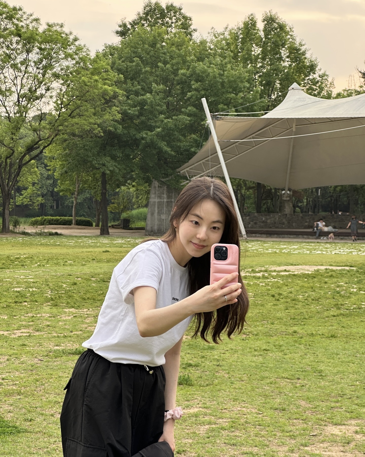 여름 반팔 티셔츠 코디 정석👕🤍
매일 입어도 질리지 않는 반팔 코디 모음 확인해보세요.✨ 이미지4