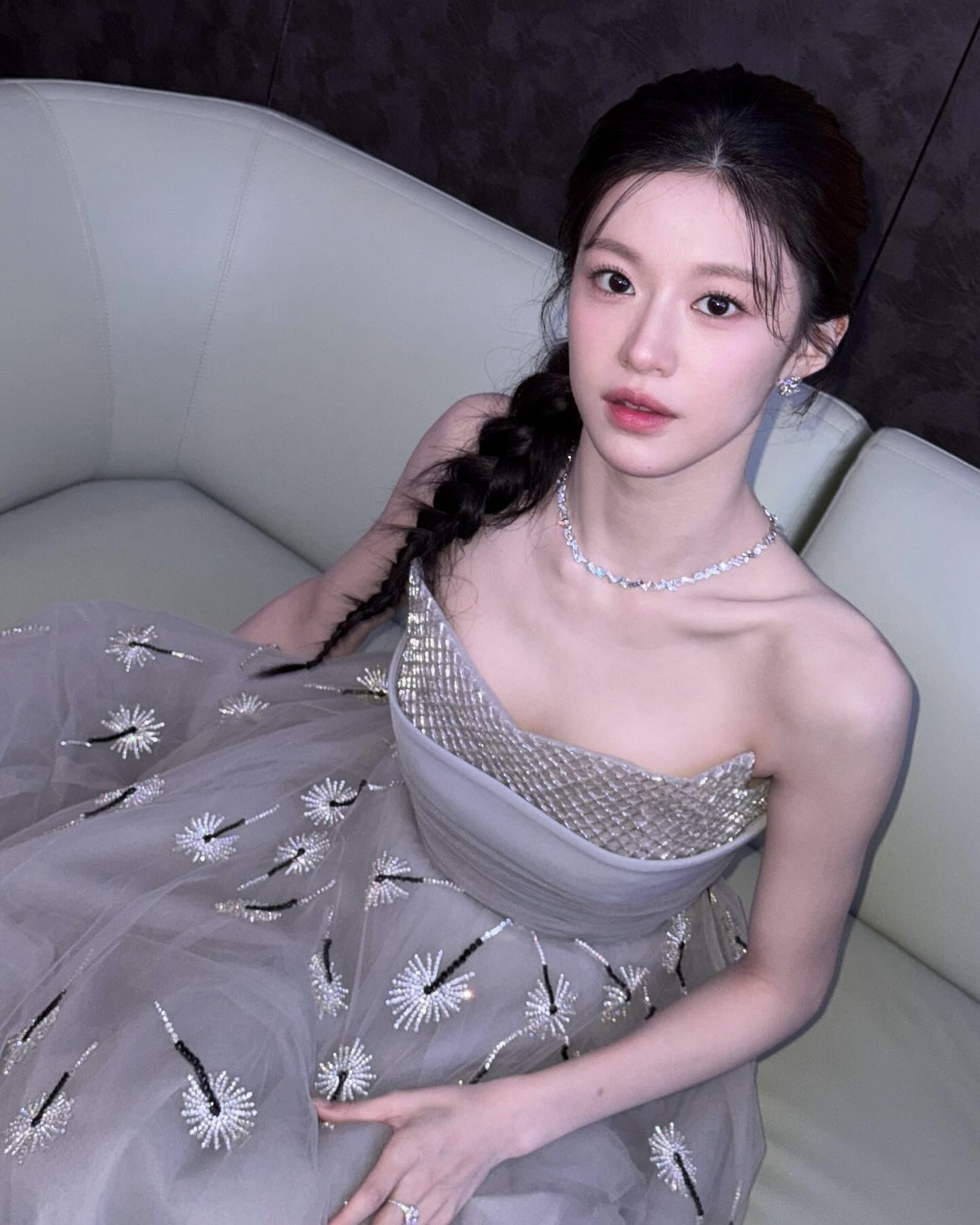 엘사 실사판 등장❄️🤍 청룡 시리즈 어워즈 빛낸 고윤정 드레스👗  청룡 시상식에서 고윤정이 착용한 드레스가 화제를 모았습니다.   고윤정이 착용한 드레스는 아지 앤 오스타의 ‘Look 35’ 제품으로, 불꽃 모티프 자수와 드레이핑이 돋보이는 튤 드레스입니다. 아지 앤 오스타는 고윤정이 자주 착용해 ‘고윤정 드레스’로 불리는데요. 예비 신부들 사이에선 스페셜 드레스로 인기가 높은 브랜드죠.  허리를 감싸는 부드러운 주름과 A라인 실루엣은 한복 치마를 연상시키며 한국적인 정서를 더했고, 한쪽으로 땋아 내린 헤어스타일은 드레스의 단아함과 어우러져 아름다움을 완성했습니다.  이번에도 완벽했던 고윤정의 시상식 드레스, 앞으로의 스타일링이 더욱 기대가 됩니다. 이미지