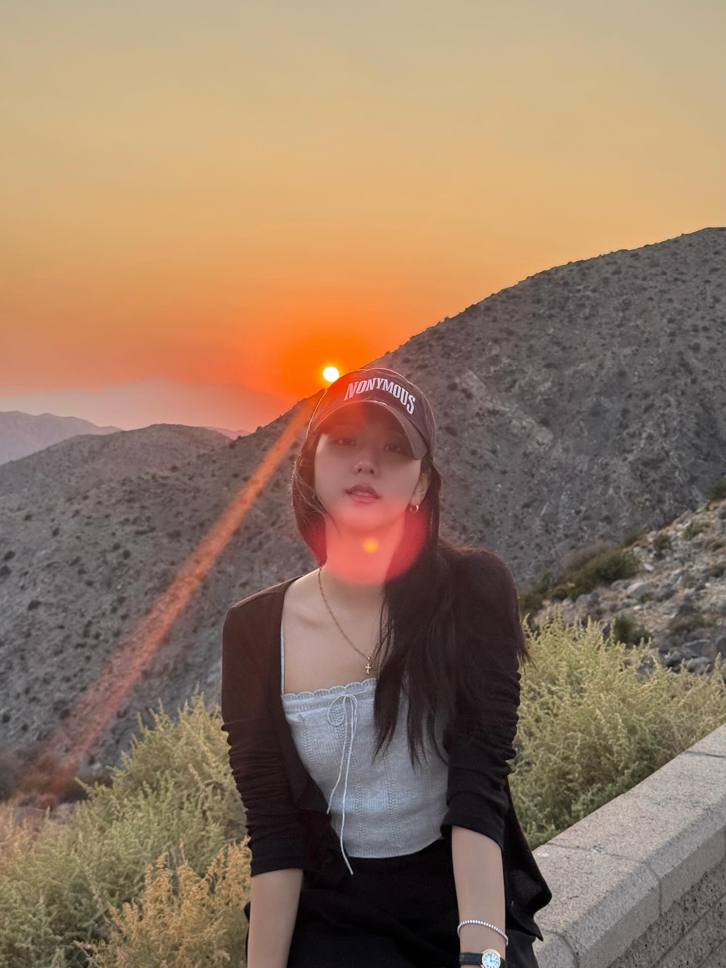 ON도 OFF도 완벽한 지수룩🧚🏻
에디터도 저장한 지수의 사복 코디법, 같이 들여다볼까요?👀

지수의 온앤오프가 잘 느껴지는 꾸안꾸 착장 참고해 보세요.

1. 타미힐피거 포인텔 스타 캐미탑, 7만 원대
어깨를 과감하게 드러내는 크롭 민소매로, 자수 디테일이 돋보이는 아이템입니다. 단독 착용이 부담스럽다면 지수처럼 가벼운 가디건과 매치해 내추럴한 데일리룩으로도 활용할 수 있습니다.

2. 노니머스 에이에이 아치 캡, 5만 원대
브랜드 아치 로고 자수 디테일이 미니멀한 포인트가 되어, 과하지 않으면서도 깔끔한 스타일을 완성해 줍니다. 미니멀한 감성으로, 어떤 룩에도 잘 어울리는 캐주얼한 아이템입니다.

3. 어그 골든 글로우 슬라이드, 17만 원대
여름 시즌에 장만하기 좋은 뒷면 오픈형 슬리퍼로, 송아지 가죽과 재활용 폴리에스터 소제를 사용한 지속 가능한 제품입니다. 굽이 있어 편안함은 물론 키높이 효과까지 더해주는 세련된 샌들입니다. 이미지