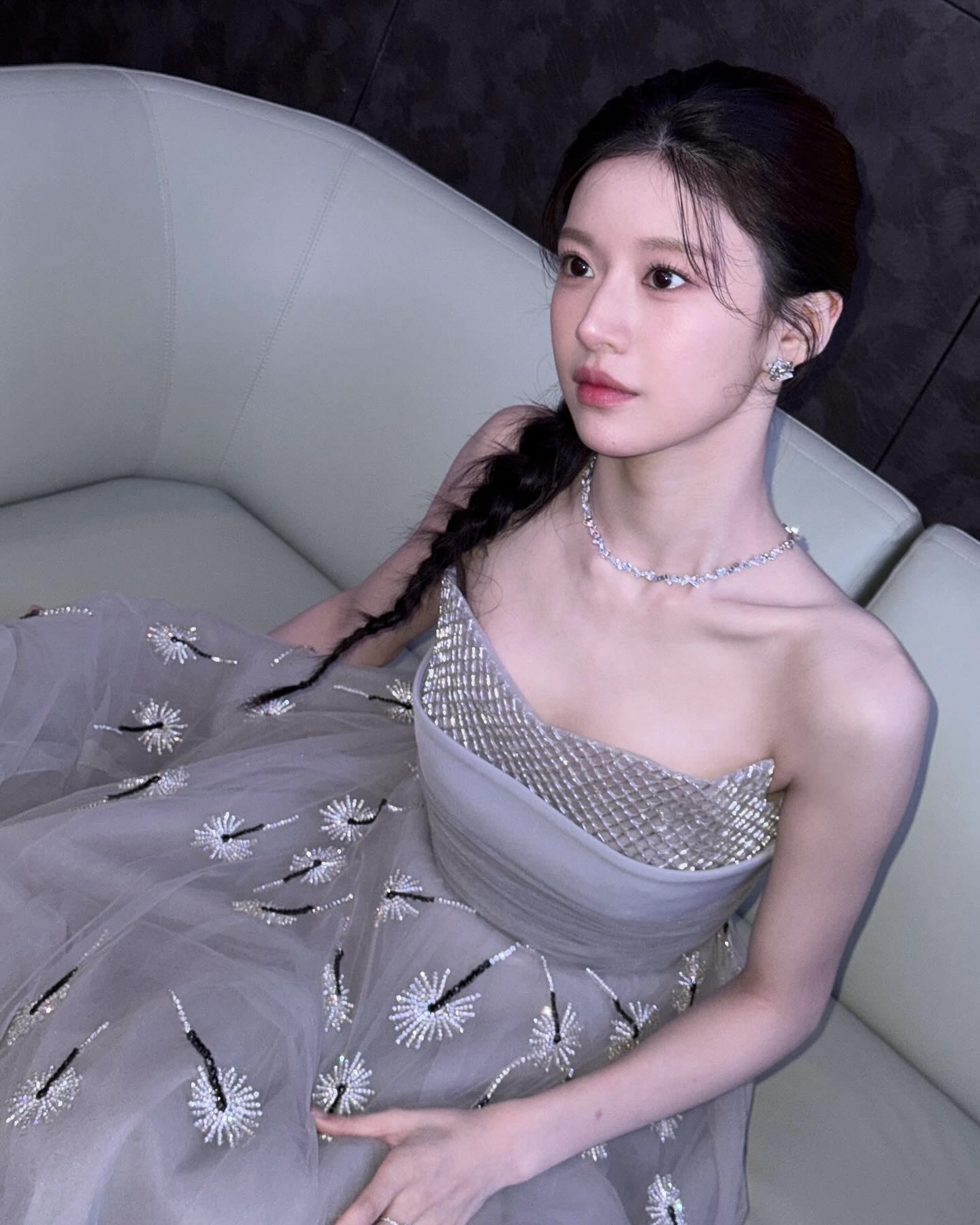 엘사 실사판 등장❄️🤍
청룡 시리즈 어워즈 빛낸 고윤정 드레스👗

청룡 시상식에서 고윤정이 착용한 드레스가 화제를 모았습니다. 

고윤정이 착용한 드레스는 아지 앤 오스타의 ‘Look 35’ 제품으로, 불꽃 모티프 자수와 드레이핑이 돋보이는 튤 드레스입니다. 아지 앤 오스타는 고윤정이 자주 착용해 ‘고윤정 드레스’로 불리는데요. 예비 신부들 사이에선 스페셜 드레스로 인기가 높은 브랜드죠.

허리를 감싸는 부드러운 주름과 A라인 실루엣은 한복 치마를 연상시키며 한국적인 정서를 더했고, 한쪽으로 땋아 내린 헤어스타일은 드레스의 단아함과 어우러져 아름다움을 완성했습니다.

이번에도 완벽했던 고윤정의 시상식 드레스, 앞으로의 스타일링이 더욱 기대가 됩니다. 이미지2