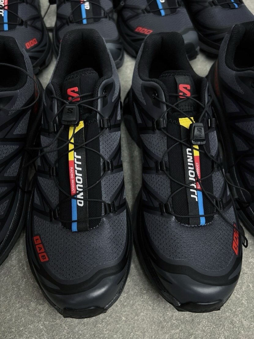 JJJJound x Salomon XT-6 출시⁠ JJJJound와 살로몬이 함께 만든 트레일의 새로운 정의 🔥👟⁠ ⁠ 미니멀리즘과 고기능성의 경계를 넘나드는 협업 스니커 공개. JJJJound와 살로몬이 다시 손을 잡았습니다. 2025년 하반기 출시 예정인 이번 XT-6 협업 모델은 블랙과 레드 컬러로 절제된 미니멀리즘을 보여주면서도, 트레일 러닝 DNA를 그대로 품었습니다.⁠ ⁠ Quicklace, EVA 미드솔, Contagrip 아웃솔 등 살로몬 특유의 퍼포먼스는 물론, JJJJound 특유의 고요한 감성이 더해져 도심과 자연, 두 세계 모두에서 균형을 이룹니다.⁠ 이미지