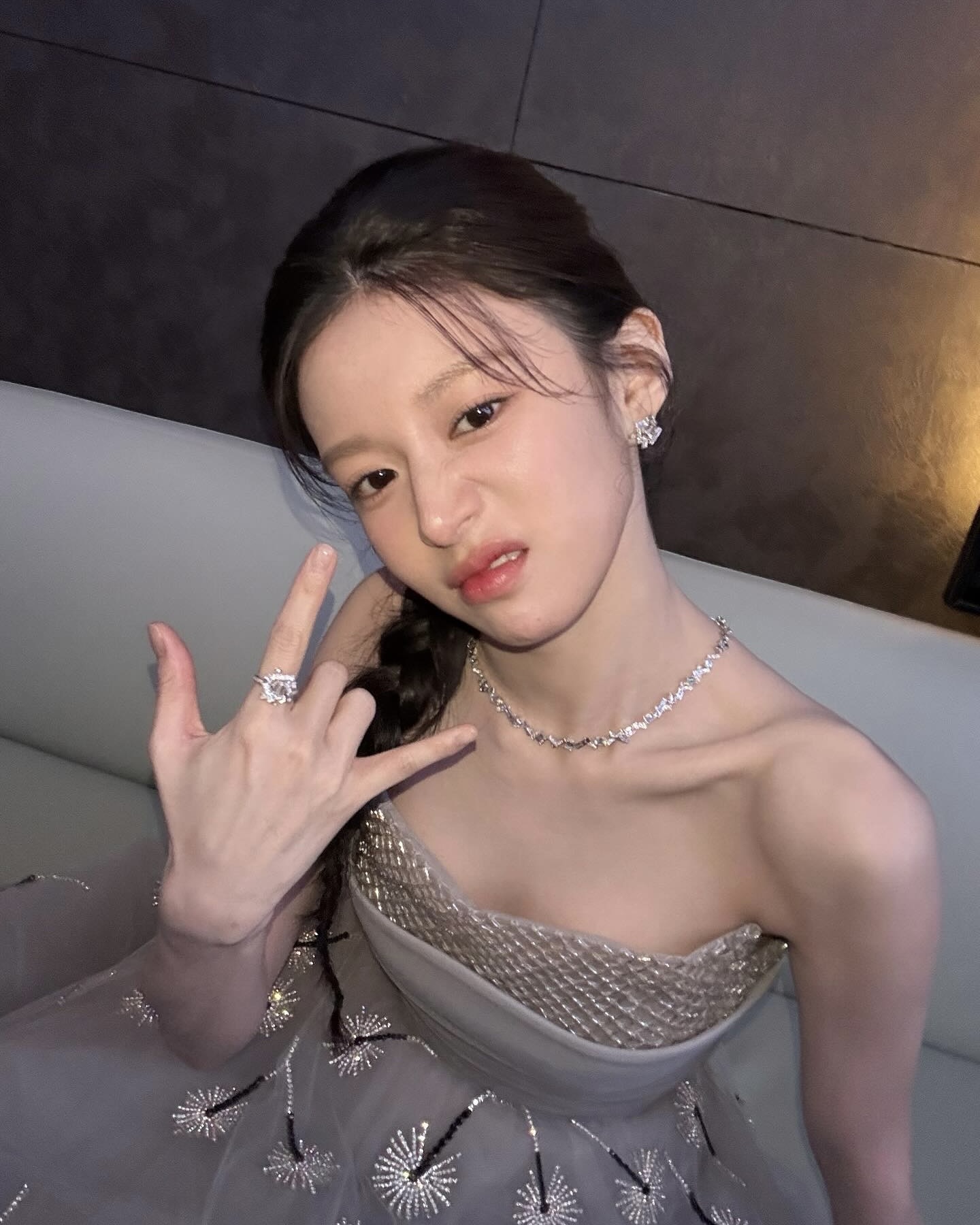 엘사 실사판 등장❄️🤍
청룡 시리즈 어워즈 빛낸 고윤정 드레스👗

청룡 시상식에서 고윤정이 착용한 드레스가 화제를 모았습니다. 

고윤정이 착용한 드레스는 아지 앤 오스타의 ‘Look 35’ 제품으로, 불꽃 모티프 자수와 드레이핑이 돋보이는 튤 드레스입니다. 아지 앤 오스타는 고윤정이 자주 착용해 ‘고윤정 드레스’로 불리는데요. 예비 신부들 사이에선 스페셜 드레스로 인기가 높은 브랜드죠.

허리를 감싸는 부드러운 주름과 A라인 실루엣은 한복 치마를 연상시키며 한국적인 정서를 더했고, 한쪽으로 땋아 내린 헤어스타일은 드레스의 단아함과 어우러져 아름다움을 완성했습니다.

이번에도 완벽했던 고윤정의 시상식 드레스, 앞으로의 스타일링이 더욱 기대가 됩니다. 이미지3