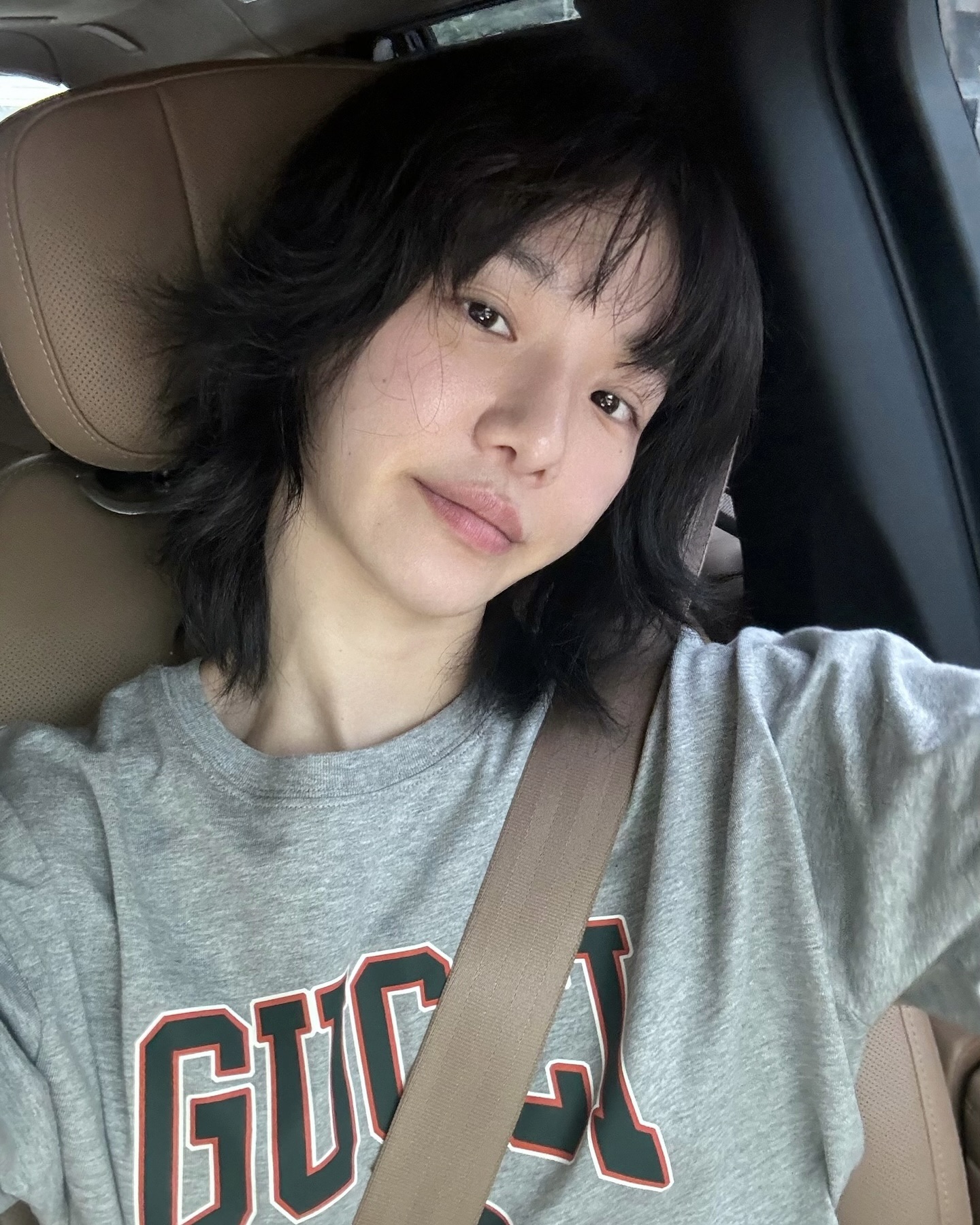단발 허쉬컷으로 분위기 변신💇🏻‍♀️🤍
헤어스타일이 질렸다면, 단발 레이어드로 기분 전환해보세요.✨ 이미지