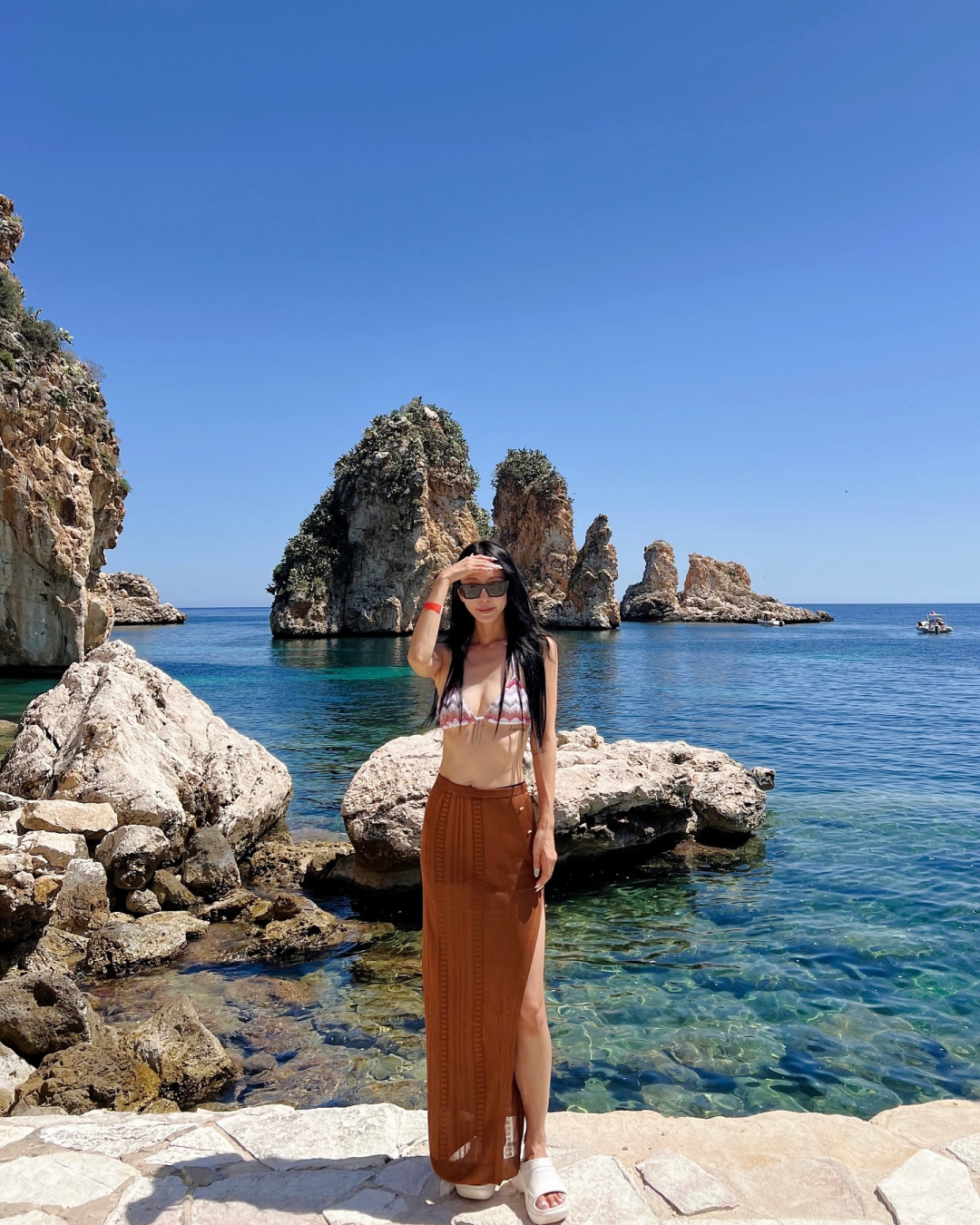 바다보다 눈부신 예슬언니 몸매👙✨
화보로 만들어버리는 ‘휴양지 룩’ 착장 정보🙋🏻‍♀️

예슬언니는 이탈리아 시칠리아 해변에서 컬러풀한 지그재그 패턴이 돋보이는 미쏘니의 ‘마레 메탈릭 크로셰 비키니’를 입고 감각적인 스윔웨어 룩을 선보였습니다.

돈데에스테반의 브라운 니트 롱스커트를 매치해 사이드 슬릿으로 다리 라인을 살짝 드러내며 우아한 실루엣을 연출했습니다. 여기에 발렌시아가의 풀 크록스 슬라이드 샌들로 편안함까지 챙긴 스타일링을 완성했습니다.

휴양지 룩이 고민이라면? 예슬언니의 착장을 참고해보세요. 따라 입는 순간, 주인공 예약입니다. 이미지7