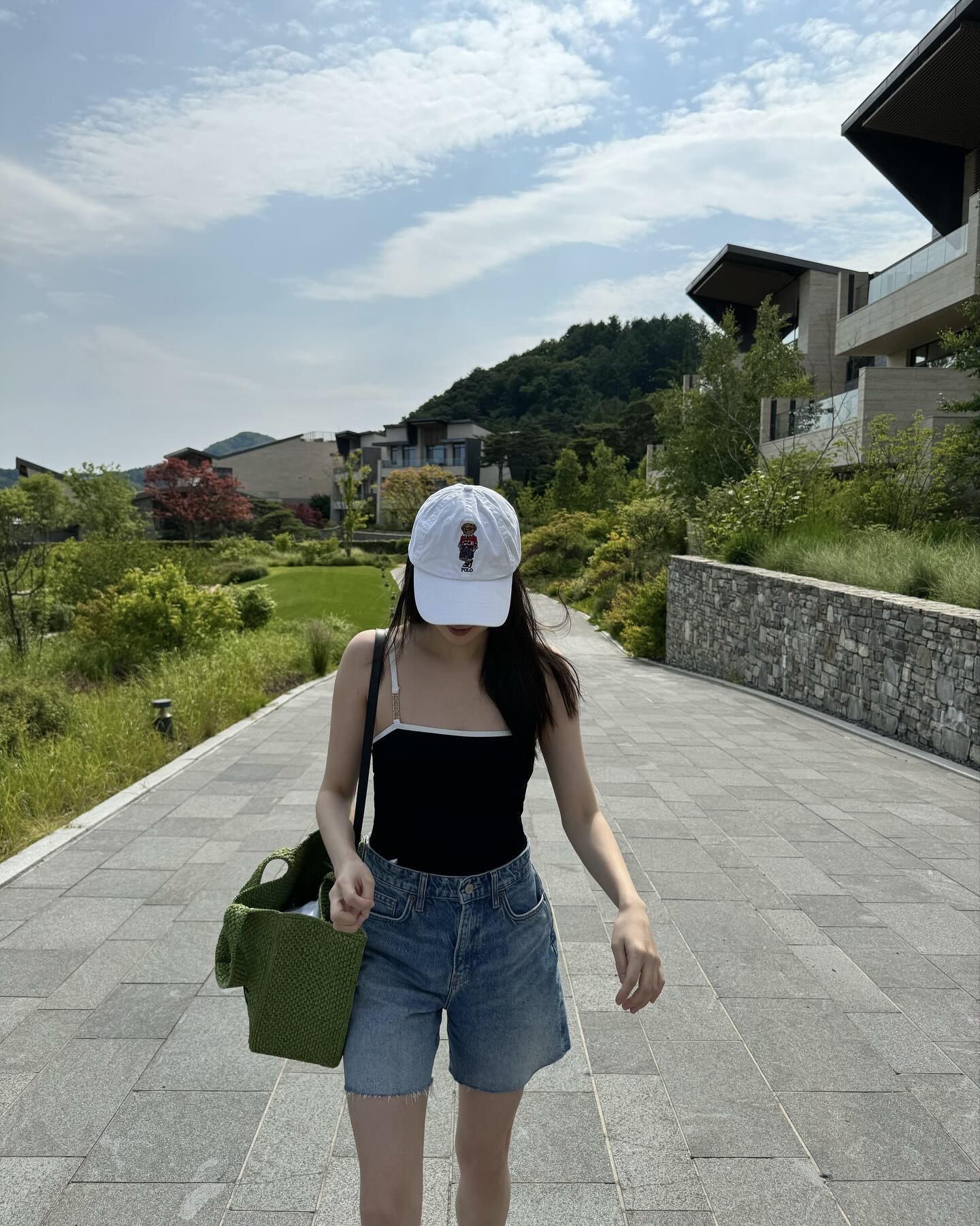 라탄백 없인 여름휴가 못 떠나🚫
진짜 준비된 휴가룩은, 라탄백 챙겼을 때 비로소 완성돼요👜 이미지6