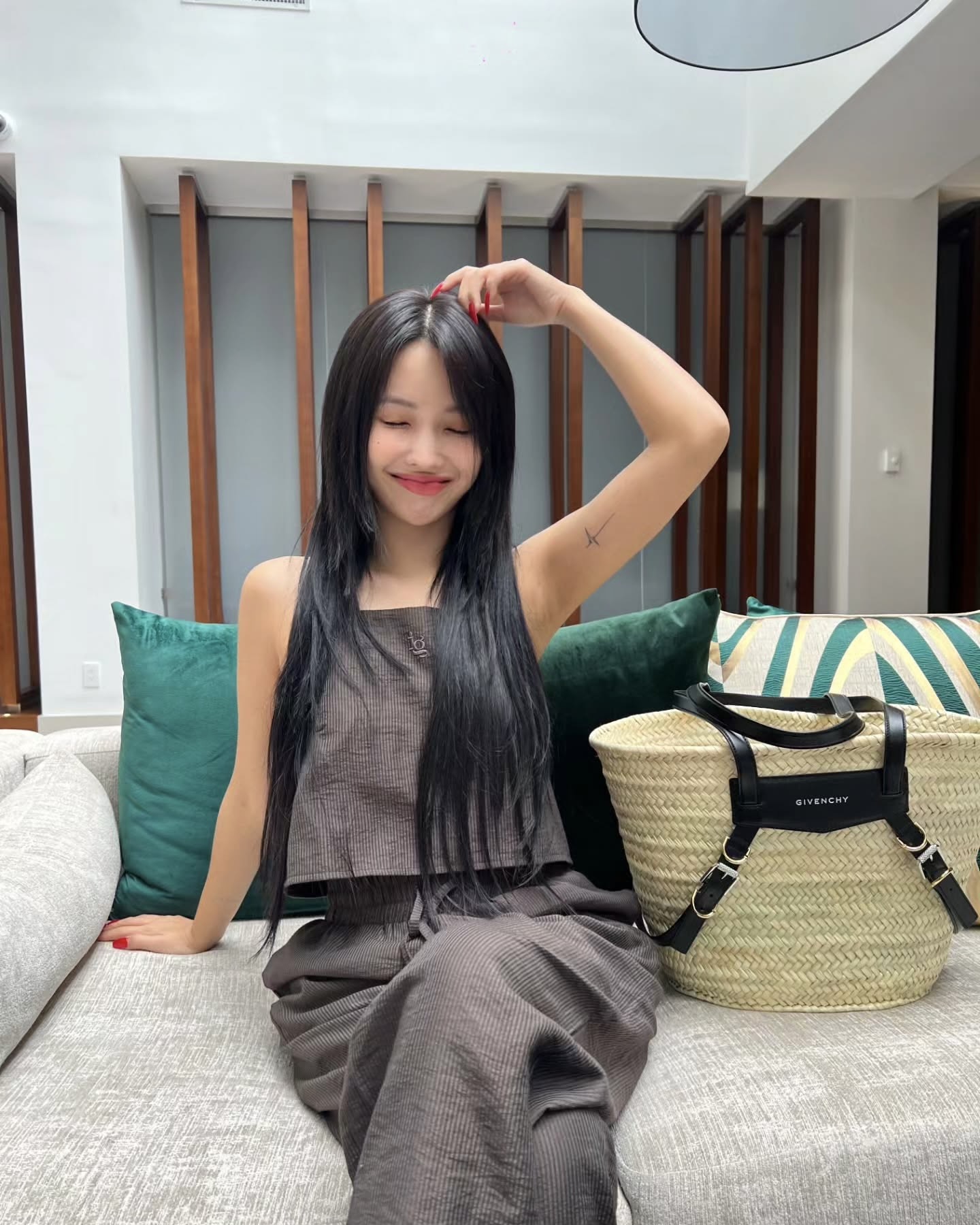 라탄백 없인 여름휴가 못 떠나🚫
진짜 준비된 휴가룩은, 라탄백 챙겼을 때 비로소 완성돼요👜 이미지7