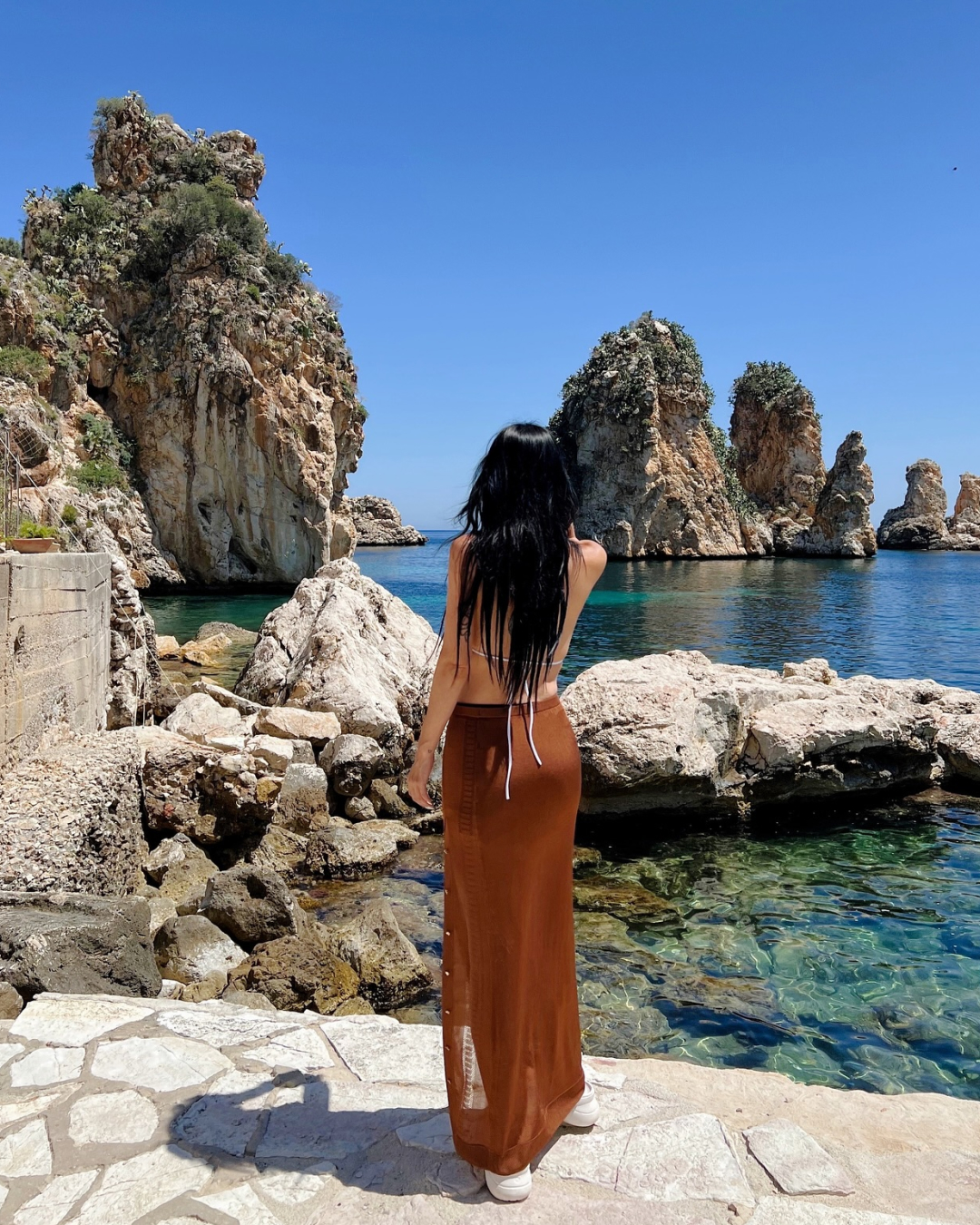 바다보다 눈부신 예슬언니 몸매👙✨
화보로 만들어버리는 ‘휴양지 룩’ 착장 정보🙋🏻‍♀️

예슬언니는 이탈리아 시칠리아 해변에서 컬러풀한 지그재그 패턴이 돋보이는 미쏘니의 ‘마레 메탈릭 크로셰 비키니’를 입고 감각적인 스윔웨어 룩을 선보였습니다.

돈데에스테반의 브라운 니트 롱스커트를 매치해 사이드 슬릿으로 다리 라인을 살짝 드러내며 우아한 실루엣을 연출했습니다. 여기에 발렌시아가의 풀 크록스 슬라이드 샌들로 편안함까지 챙긴 스타일링을 완성했습니다.

휴양지 룩이 고민이라면? 예슬언니의 착장을 참고해보세요. 따라 입는 순간, 주인공 예약입니다. 이미지5