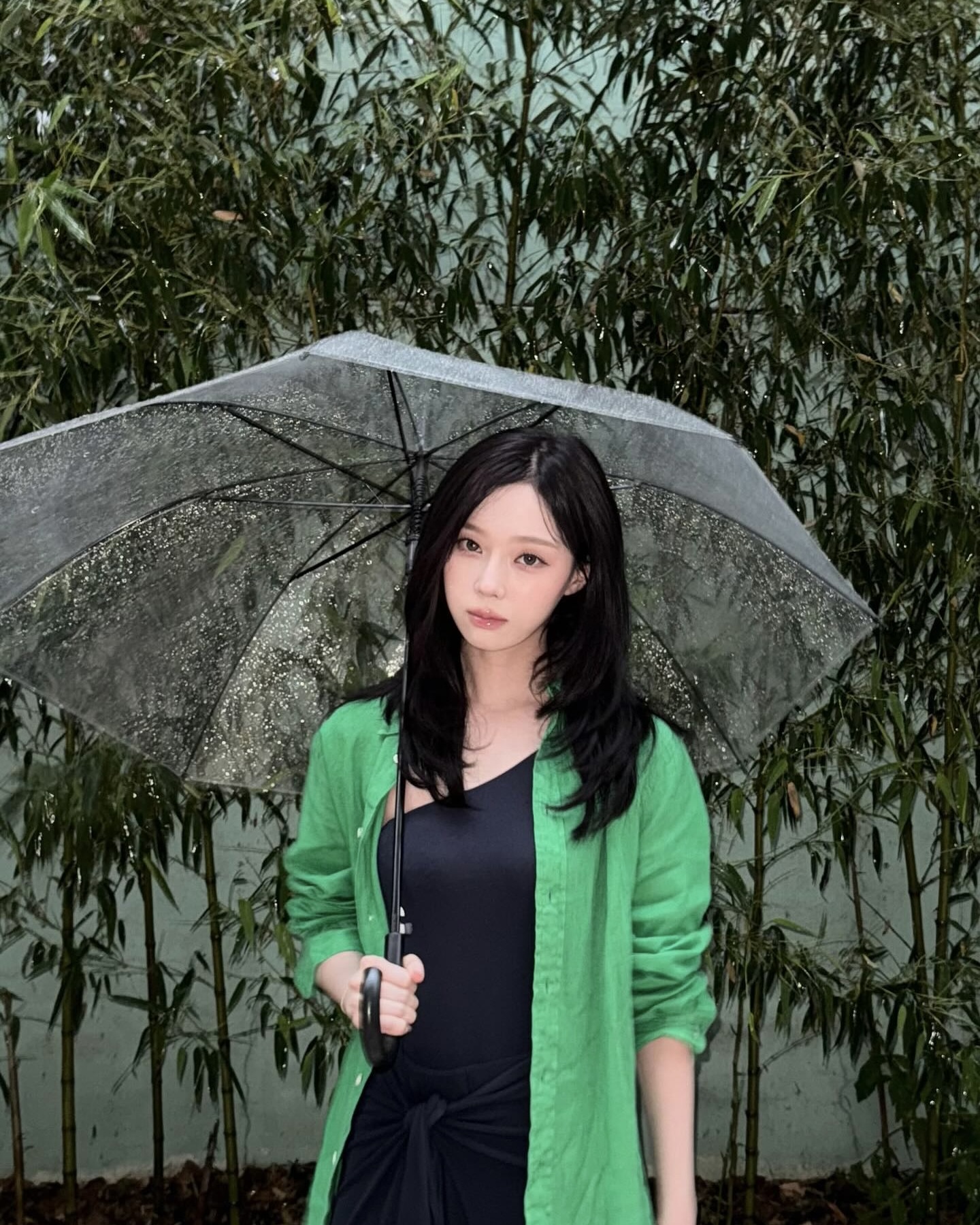 하나는 허전, 둘은 완벽한 셔츠룩💁🏻‍♀️
적당한 노출과 단정함까지 챙기고 싶다면, 셔츠와 함께해요💞 이미지