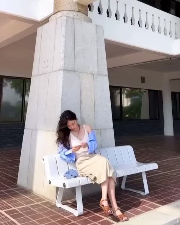 하나는 허전, 둘은 완벽한 셔츠룩💁🏻‍♀️ 적당한 노출과 단정함까지 챙기고 싶다면, 셔츠와 함께해요💞 이미지