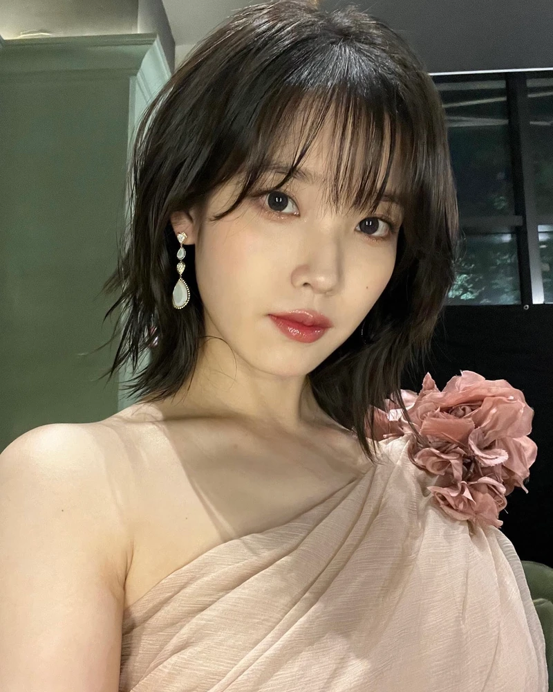 단발 허쉬컷으로 분위기 변신💇🏻♀️🤍
헤어스타일이 질렸다면, 단발 레이어드로 기분 전환해보세요.✨ 이미지4