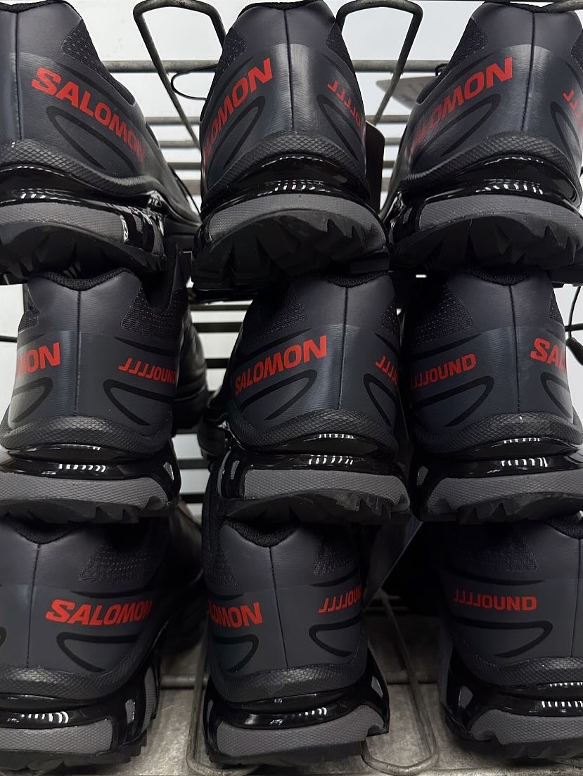 JJJJound x Salomon XT-6 출시⁠
JJJJound와 살로몬이 함께 만든 트레일의 새로운 정의 🔥👟⁠
⁠
미니멀리즘과 고기능성의 경계를 넘나드는 협업 스니커 공개. JJJJound와 살로몬이 다시 손을 잡았습니다. 2025년 하반기 출시 예정인 이번 XT-6 협업 모델은 블랙과 레드 컬러로 절제된 미니멀리즘을 보여주면서도, 트레일 러닝 DNA를 그대로 품었습니다.⁠
⁠
Quicklace, EVA 미드솔, Contagrip 아웃솔 등 살로몬 특유의 퍼포먼스는 물론, JJJJound 특유의 고요한 감성이 더해져 도심과 자연, 두 세계 모두에서 균형을 이룹니다.⁠ 이미지4