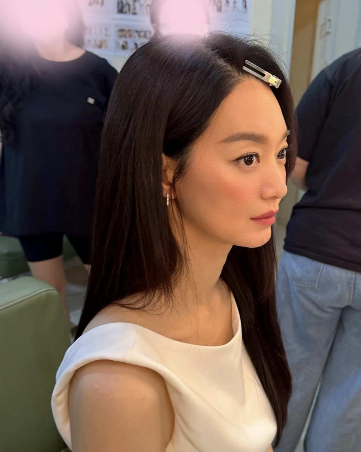나에게 어울리는 귀걸이 찾기💍✨ 얼굴형에 따라 달라지는 액세서리 가이드🪞  3가지 얼굴형에 따라 어울리는 귀걸이 스타일, 지금 확인하세요.  1. 하트형 신민아처럼 이마가 넓고 턱이 좁은 하트형 얼굴은 시선을 턱선 쪽으로 모아줄 수 있는 드롭형 귀걸이나 아래로 퍼지는 디자인이 잘 어울립니다. 하단에 무게감을 더해 전체적인 균형을 잡아줄 수 있습니다.  2. 긴 얼굴형 로제처럼 길고 갸름한 얼굴형에는 볼륨감 있는 링 귀걸이나 짧고 가로로 넓은 디자인이 잘 어울립니다. 얼굴의 폭을 시각적으로 채워줘, 전체적인 균형감을 높여줍니다.  3. 타원형 윤아처럼 타원형 얼굴을 가진 사람은 전체적인 비율이 균형 잡혀 있어 어떤 스타일의 귀걸이도 잘 어울립니다. 특히 자연스럽게 떨어지는 드롭형이나 볼드형 귀걸이를 착용하면 세련되고 우아한 분위기를 연출할 수 있습니다. 이미지