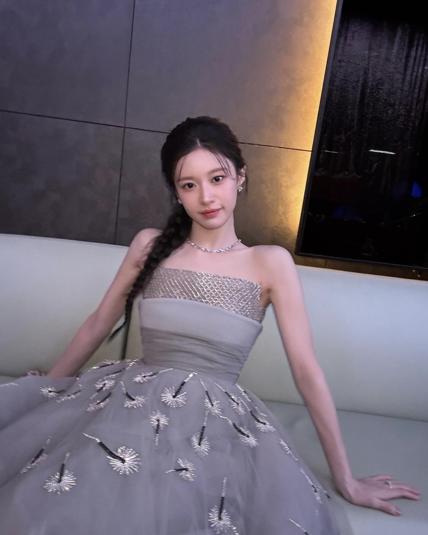 엘사 실사판 등장❄️🤍
청룡 시리즈 어워즈 빛낸 고윤정 드레스👗

청룡 시상식에서 고윤정이 착용한 드레스가 화제를 모았습니다. 

고윤정이 착용한 드레스는 아지 앤 오스타의 ‘Look 35’ 제품으로, 불꽃 모티프 자수와 드레이핑이 돋보이는 튤 드레스입니다. 아지 앤 오스타는 고윤정이 자주 착용해 ‘고윤정 드레스’로 불리는데요. 예비 신부들 사이에선 스페셜 드레스로 인기가 높은 브랜드죠.

허리를 감싸는 부드러운 주름과 A라인 실루엣은 한복 치마를 연상시키며 한국적인 정서를 더했고, 한쪽으로 땋아 내린 헤어스타일은 드레스의 단아함과 어우러져 아름다움을 완성했습니다.

이번에도 완벽했던 고윤정의 시상식 드레스, 앞으로의 스타일링이 더욱 기대가 됩니다. 이미지4