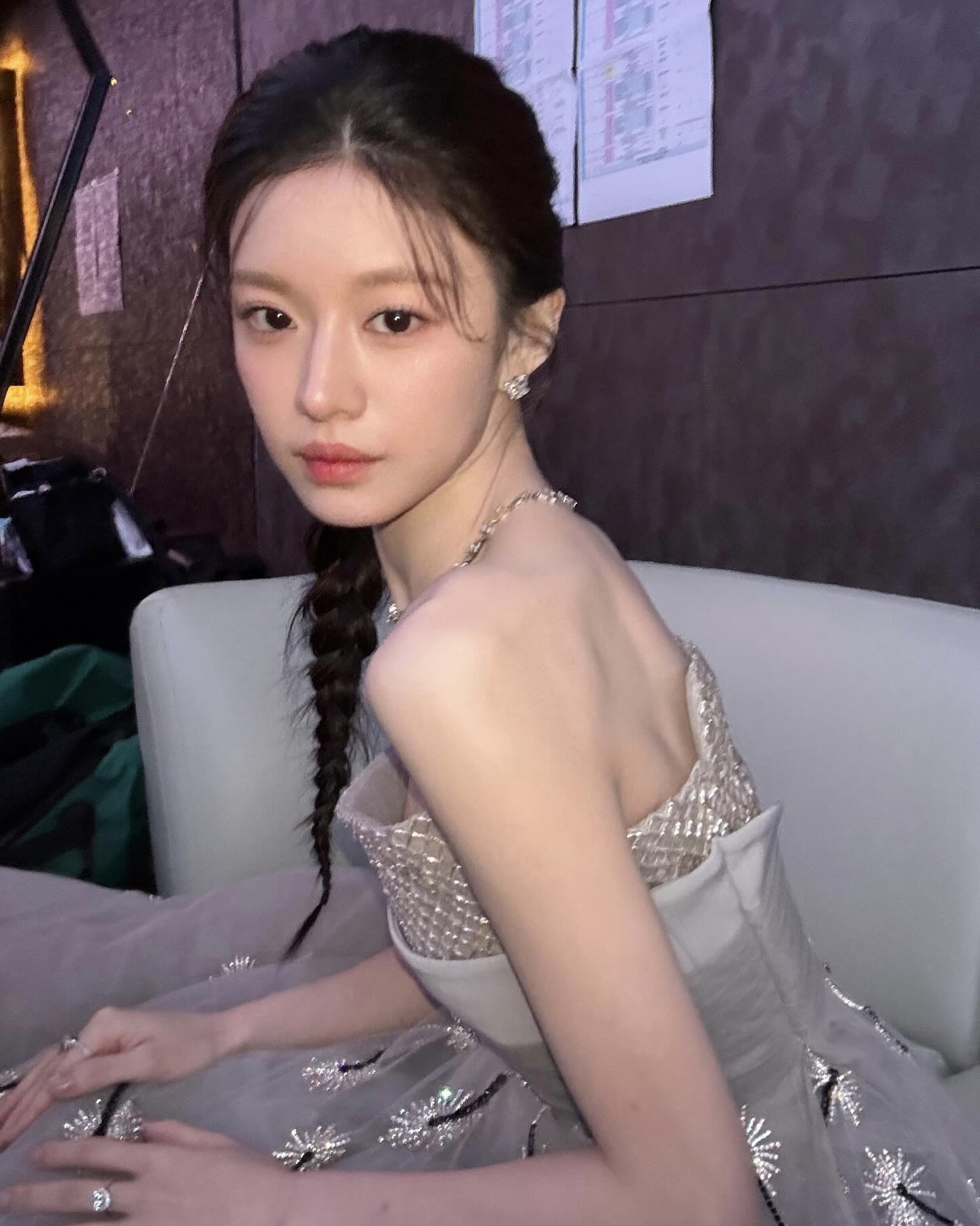 엘사 실사판 등장❄️🤍
청룡 시리즈 어워즈 빛낸 고윤정 드레스👗

청룡 시상식에서 고윤정이 착용한 드레스가 화제를 모았습니다. 

고윤정이 착용한 드레스는 아지 앤 오스타의 ‘Look 35’ 제품으로, 불꽃 모티프 자수와 드레이핑이 돋보이는 튤 드레스입니다. 아지 앤 오스타는 고윤정이 자주 착용해 ‘고윤정 드레스’로 불리는데요. 예비 신부들 사이에선 스페셜 드레스로 인기가 높은 브랜드죠.

허리를 감싸는 부드러운 주름과 A라인 실루엣은 한복 치마를 연상시키며 한국적인 정서를 더했고, 한쪽으로 땋아 내린 헤어스타일은 드레스의 단아함과 어우러져 아름다움을 완성했습니다.

이번에도 완벽했던 고윤정의 시상식 드레스, 앞으로의 스타일링이 더욱 기대가 됩니다. 이미지5