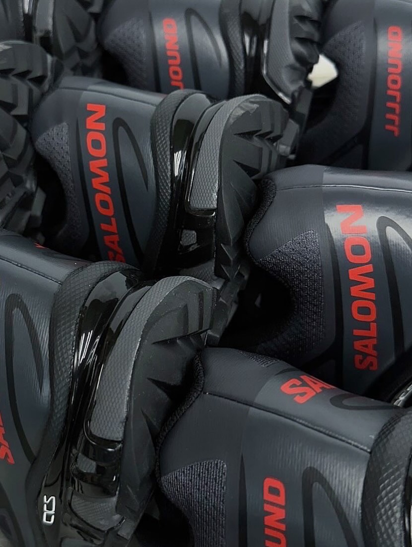 JJJJound x Salomon XT-6 출시⁠
JJJJound와 살로몬이 함께 만든 트레일의 새로운 정의 🔥👟⁠
⁠
미니멀리즘과 고기능성의 경계를 넘나드는 협업 스니커 공개. JJJJound와 살로몬이 다시 손을 잡았습니다. 2025년 하반기 출시 예정인 이번 XT-6 협업 모델은 블랙과 레드 컬러로 절제된 미니멀리즘을 보여주면서도, 트레일 러닝 DNA를 그대로 품었습니다.⁠
⁠
Quicklace, EVA 미드솔, Contagrip 아웃솔 등 살로몬 특유의 퍼포먼스는 물론, JJJJound 특유의 고요한 감성이 더해져 도심과 자연, 두 세계 모두에서 균형을 이룹니다.⁠ 이미지2