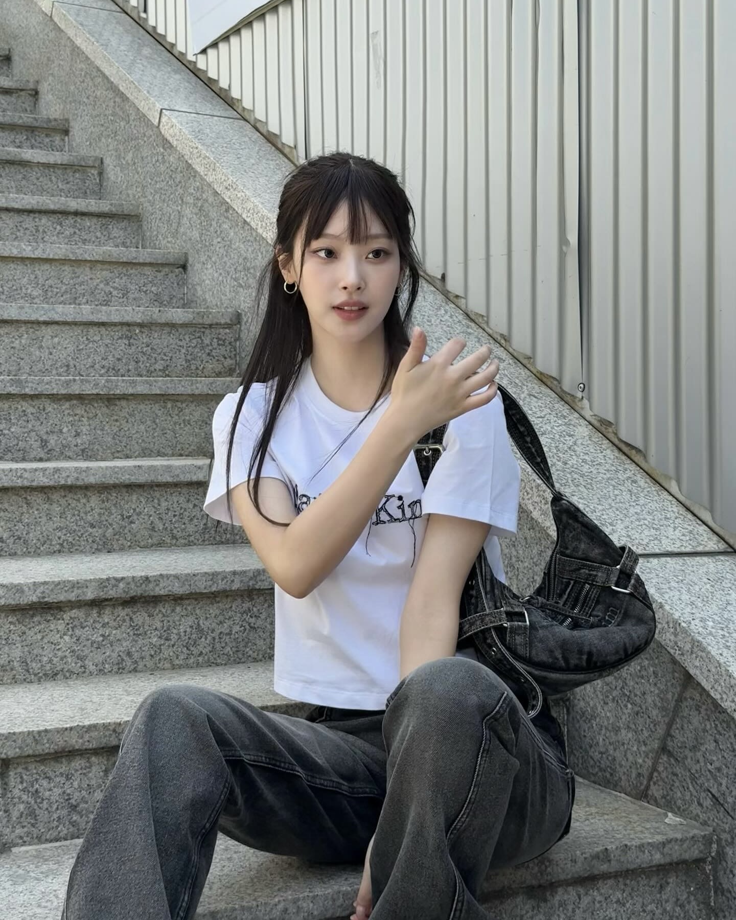 여름 반팔 티셔츠 코디 정석👕🤍
매일 입어도 질리지 않는 반팔 코디 모음 확인해보세요.✨ 이미지7