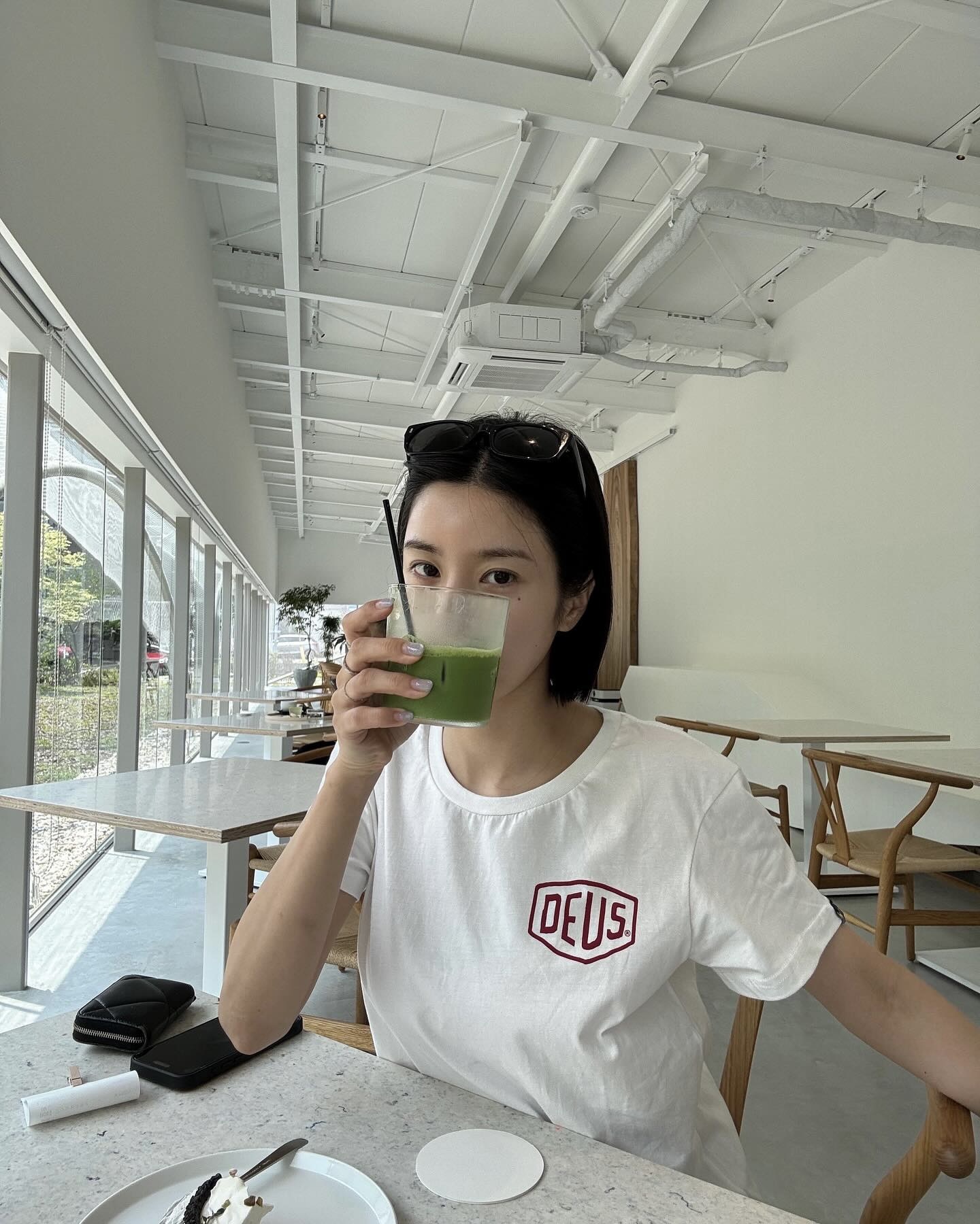여름 반팔 티셔츠 코디 정석👕🤍
매일 입어도 질리지 않는 반팔 코디 모음 확인해보세요.✨ 이미지3