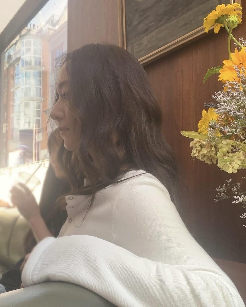 크리스탈 언니🤍🇺🇸가을 폴로룩
지금부터 입기 좋은 초가을 코디템🏇🏻✅폴로 3가지 정보

크리스탈의 폴로 랄프로렌 초가을 아이템을 살펴보세요.

1. 로고 플래그 프렌치 테리 카디건
미니멀한 버튼 디테일과 왼쪽 가슴의 성조기 자수가 포인트인 화이트 카디건은 크리스탈의 단정하고 맑은 인상을 부각시키며, 프레피한 가을 감성을 부드럽게 표현합니다.

2. 폴로 플레이 레더 토트백
차분한 딥그린 컬러와 텍스처드 가죽의 조화가 돋보이는 토트백은 캐주얼한 셋업에도 자연스럽게 어우러지며, 전체 스타일에 균형 잡힌 구조감을 더해줍니다.

3. 폴로 ID 카프스킨 로퍼
브라운 카프스킨 로퍼와 화이트 삭스를 매치한 스타일링은 복고적인 무드를 세련되게 해석해내며, 크리스탈이 즐겨 입는 포멀 & 캐주얼 믹스의 정수를 보여줍니다. 이미지10