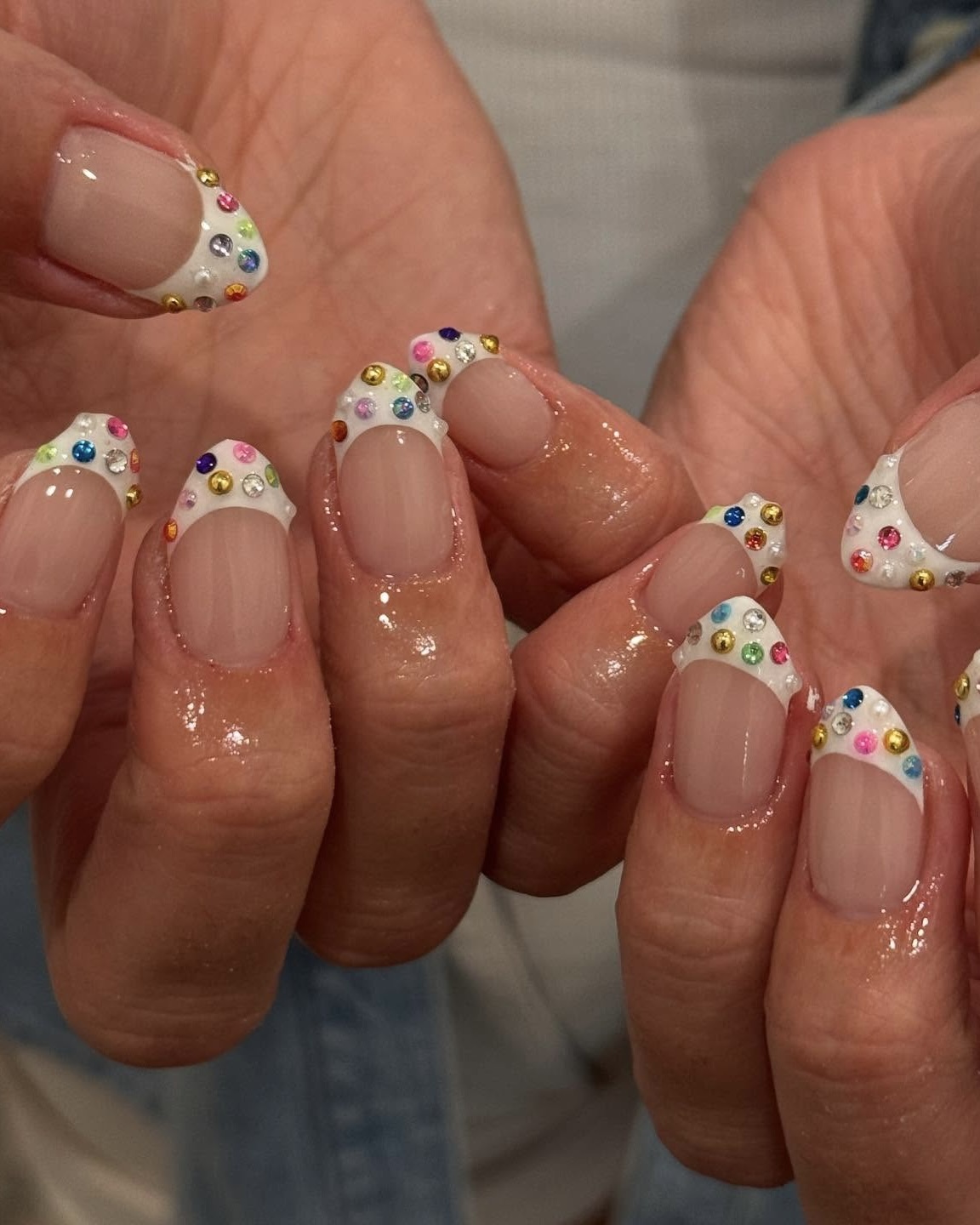 2025년 네일💅🏻폴카도트 알지?!
동글동글 귀여움 터지는 네일🩷⚪️실제로는 더 이쁘다는데? 이미지4