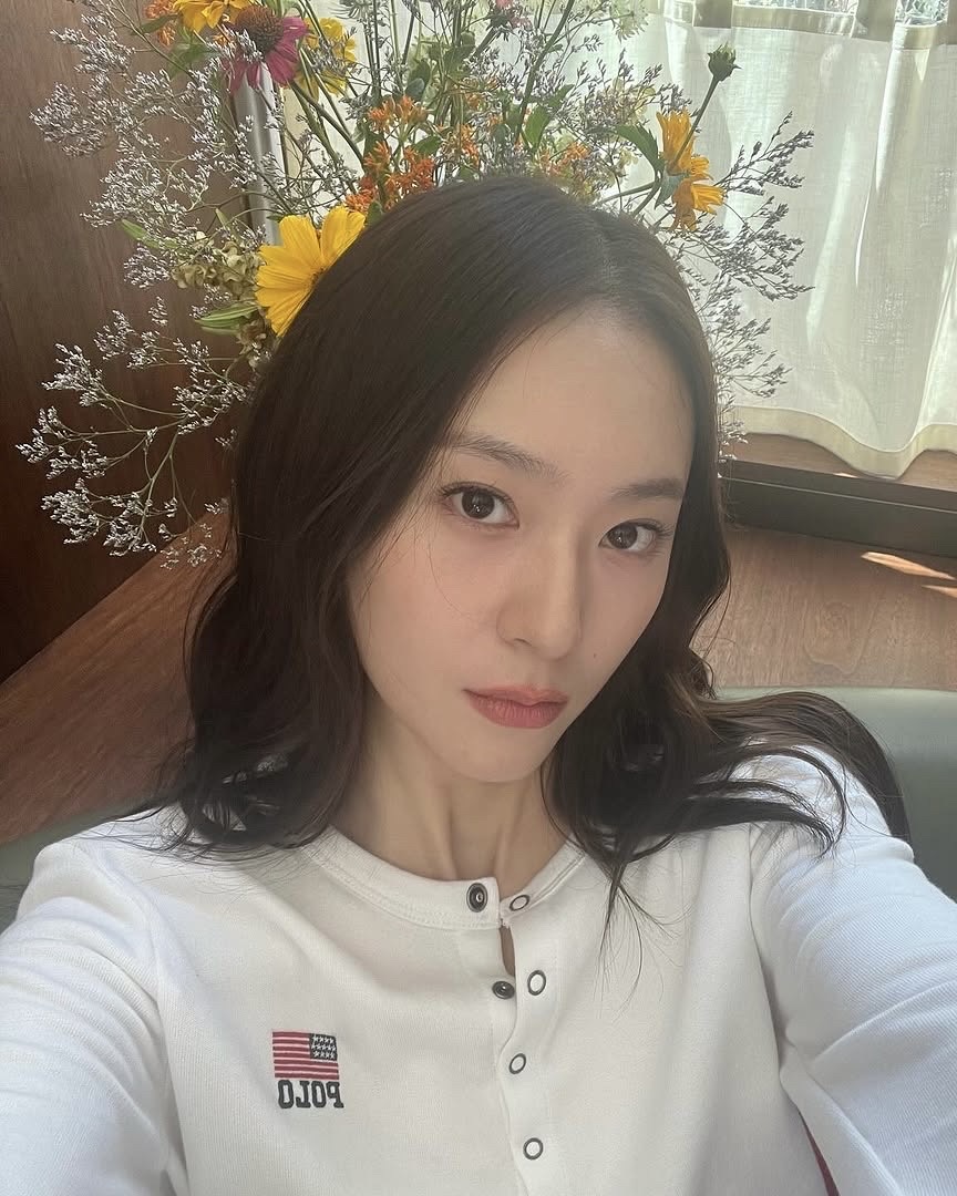크리스탈 언니🤍🇺🇸가을 폴로룩
지금부터 입기 좋은 초가을 코디템🏇🏻✅폴로 3가지 정보

크리스탈의 폴로 랄프로렌 초가을 아이템을 살펴보세요.

1. 로고 플래그 프렌치 테리 카디건
미니멀한 버튼 디테일과 왼쪽 가슴의 성조기 자수가 포인트인 화이트 카디건은 크리스탈의 단정하고 맑은 인상을 부각시키며, 프레피한 가을 감성을 부드럽게 표현합니다.

2. 폴로 플레이 레더 토트백
차분한 딥그린 컬러와 텍스처드 가죽의 조화가 돋보이는 토트백은 캐주얼한 셋업에도 자연스럽게 어우러지며, 전체 스타일에 균형 잡힌 구조감을 더해줍니다.

3. 폴로 ID 카프스킨 로퍼
브라운 카프스킨 로퍼와 화이트 삭스를 매치한 스타일링은 복고적인 무드를 세련되게 해석해내며, 크리스탈이 즐겨 입는 포멀 & 캐주얼 믹스의 정수를 보여줍니다. 이미지4