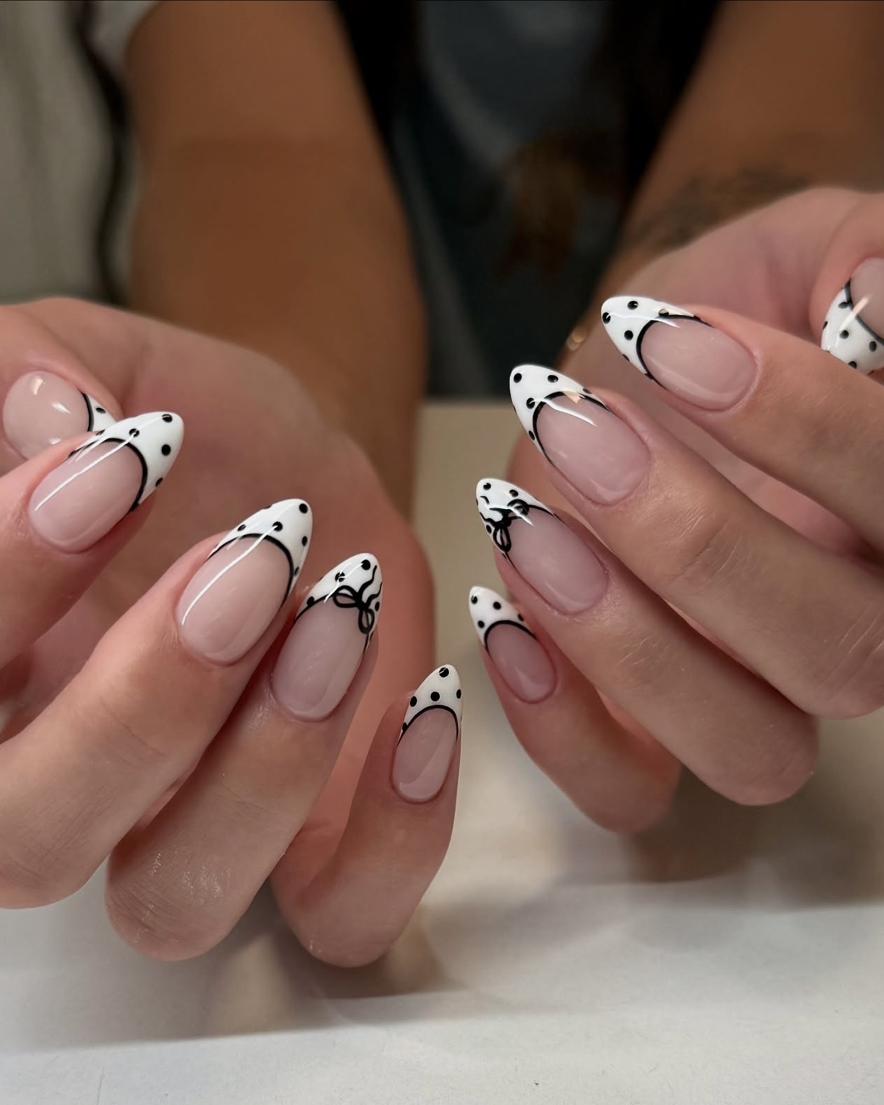 2025년 네일💅🏻폴카도트 알지?!
동글동글 귀여움 터지는 네일🩷⚪️실제로는 더 이쁘다는데? 이미지7