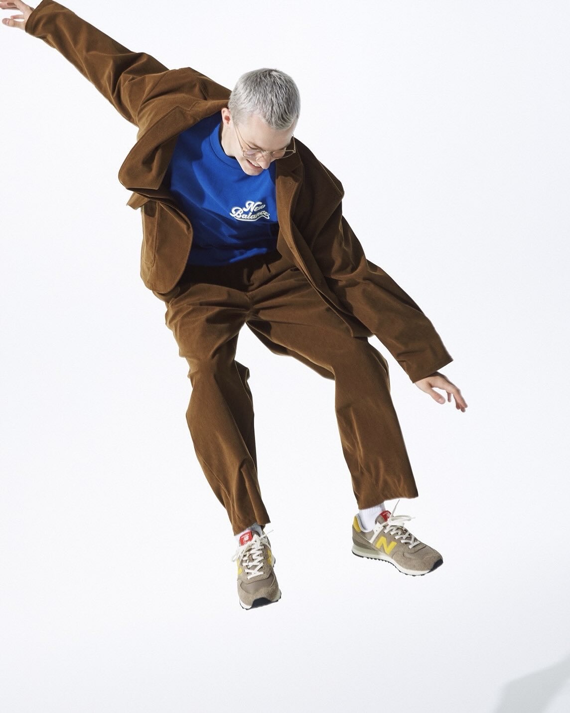 노란색 포인트가 돋보이는 스니커즈
일상룩에 특별함을 더하고 싶다면, 뉴발란스 x 비밍 바이 빔즈👟

캐주얼 감성을 담은 뉴발란스 574가 공개되었습니다.

꾸준히 사랑받는 뉴발란스 574모델과 비밍 바이 빔즈가 만나 새로운 무드를 선보였습니다. 비밍 바이 빔즈는 빔즈의 라이프스타일 브랜드로 실용성과 감각적인 디자인을 모두 갖춘 일상 스타일을 제안합니다.

이번 협업은 뉴발란스 574 특유의 간결하고 클래식한 실루엣을 유지하며, 러프한 질감의 브라운 스웨이드와 진한 옐로우 컬러의 포인트를 더해 레트로하면서도 위트 있는 무드를 완성했습니다.

스트릿과 캐주얼의 사이 균형감 있는 스타일을 완성해줄 이상적인 아이템으로 주목받는 이번 콜라보, 빔즈 공식 온라인 샵에서 7월 21일 부터 8월15일까지 예약 판매될 예정입니다. 이미지6