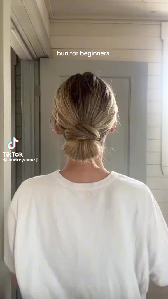 깔끔하게 묶은 로우번 헤어🤍 이미지"