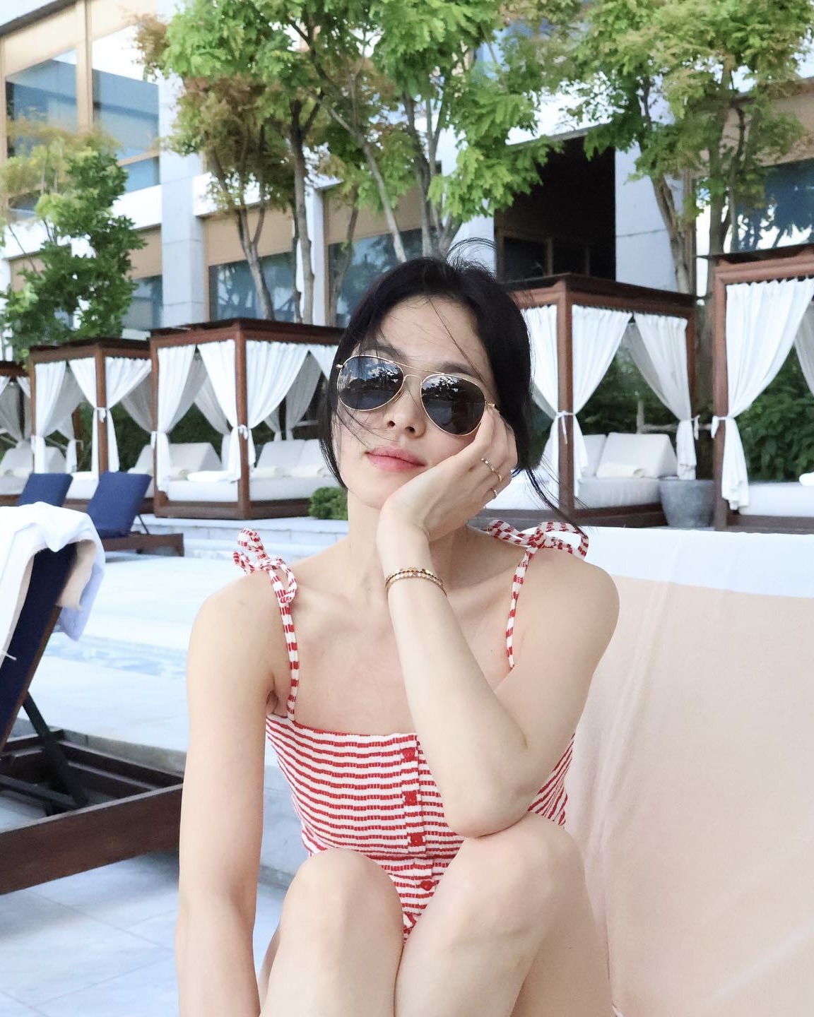 과한 노출? 선 넘지 말자🤚🏻
유교걸 취향 저격한 단정美 스윔웨어만 골랐어요💕🩱

유교걸도 편하게 입을 수 있는 수영복 4가지 모았습니다.

1. 써피 비비안 스윔수트, 12만 원대
김지은이 착용한 스윔수트는 생기 있는 그린 컬러에 배색 트리밍 디테일이 더해져 캐주얼한 디자인입니다. 노출 없이도 몸매 라인을 강조해 단벌로도 완성도 높은 룩을 연출할 수 있어, 유교걸도 부담 없이 착용하기 좋습니다.

2. 써피 루비 비키니 세트, 13만 원대
송혜교가 착용한 수영복은 레드와 화이트 스트라이프 패턴으로 러블리한 무드를 연출하는 디자인입니다. 깊지 않은 노출과 착시 효과를 주는 스트라이프 덕분에 체형 보완에 효과적이며, 수영장 밖에서도 입기 좋은 아이템입니다. 

3. 랭앤루 체라타 스윔웨어, 9만 원대
얼굴 톤을 밝혀주며, 바스트 셔링과 프릴 디테일이 여성스러운 무드를 더해주는 아이템입니다. 탄탄한 핏으로 몸매를 자연스럽게 보정해 주고, 단독으로 입기에 부담 없어 유교걸도 편하게 착용할 수 있습니다.

4. 코랄리크 백 스트링 크로셰 모노키니, 11만 원대
베이직한 모노키니에 펀칭 느낌의 크로셰를 레이어드해 레트로 무드를 연출하는 디자인입니다. 홀터넥 형태의 원피스를 레이어링 해서 하체 커버와 체형 보완은 물론, 노출 부담도 줄일 수 있습니다. 이미지3