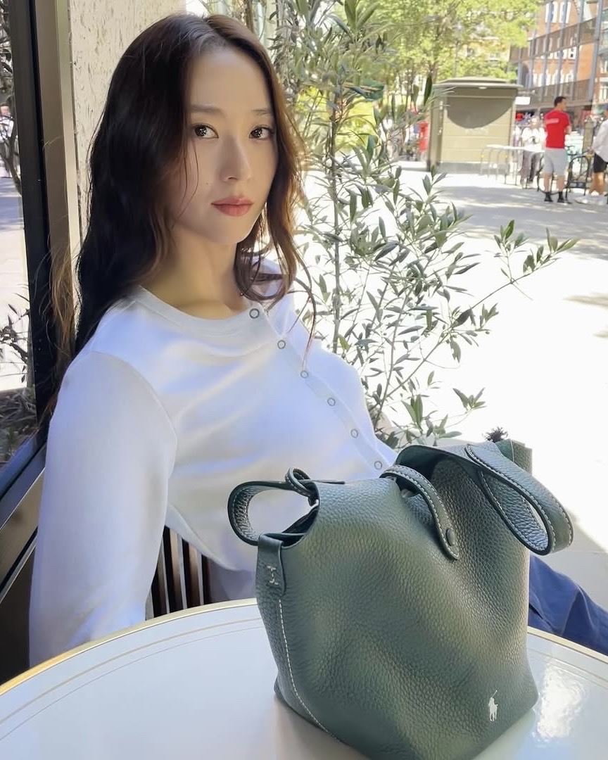 크리스탈 언니🤍🇺🇸가을 폴로룩
지금부터 입기 좋은 초가을 코디템🏇🏻✅폴로 3가지 정보

크리스탈의 폴로 랄프로렌 초가을 아이템을 살펴보세요.

1. 로고 플래그 프렌치 테리 카디건
미니멀한 버튼 디테일과 왼쪽 가슴의 성조기 자수가 포인트인 화이트 카디건은 크리스탈의 단정하고 맑은 인상을 부각시키며, 프레피한 가을 감성을 부드럽게 표현합니다.

2. 폴로 플레이 레더 토트백
차분한 딥그린 컬러와 텍스처드 가죽의 조화가 돋보이는 토트백은 캐주얼한 셋업에도 자연스럽게 어우러지며, 전체 스타일에 균형 잡힌 구조감을 더해줍니다.

3. 폴로 ID 카프스킨 로퍼
브라운 카프스킨 로퍼와 화이트 삭스를 매치한 스타일링은 복고적인 무드를 세련되게 해석해내며, 크리스탈이 즐겨 입는 포멀 & 캐주얼 믹스의 정수를 보여줍니다. 이미지2