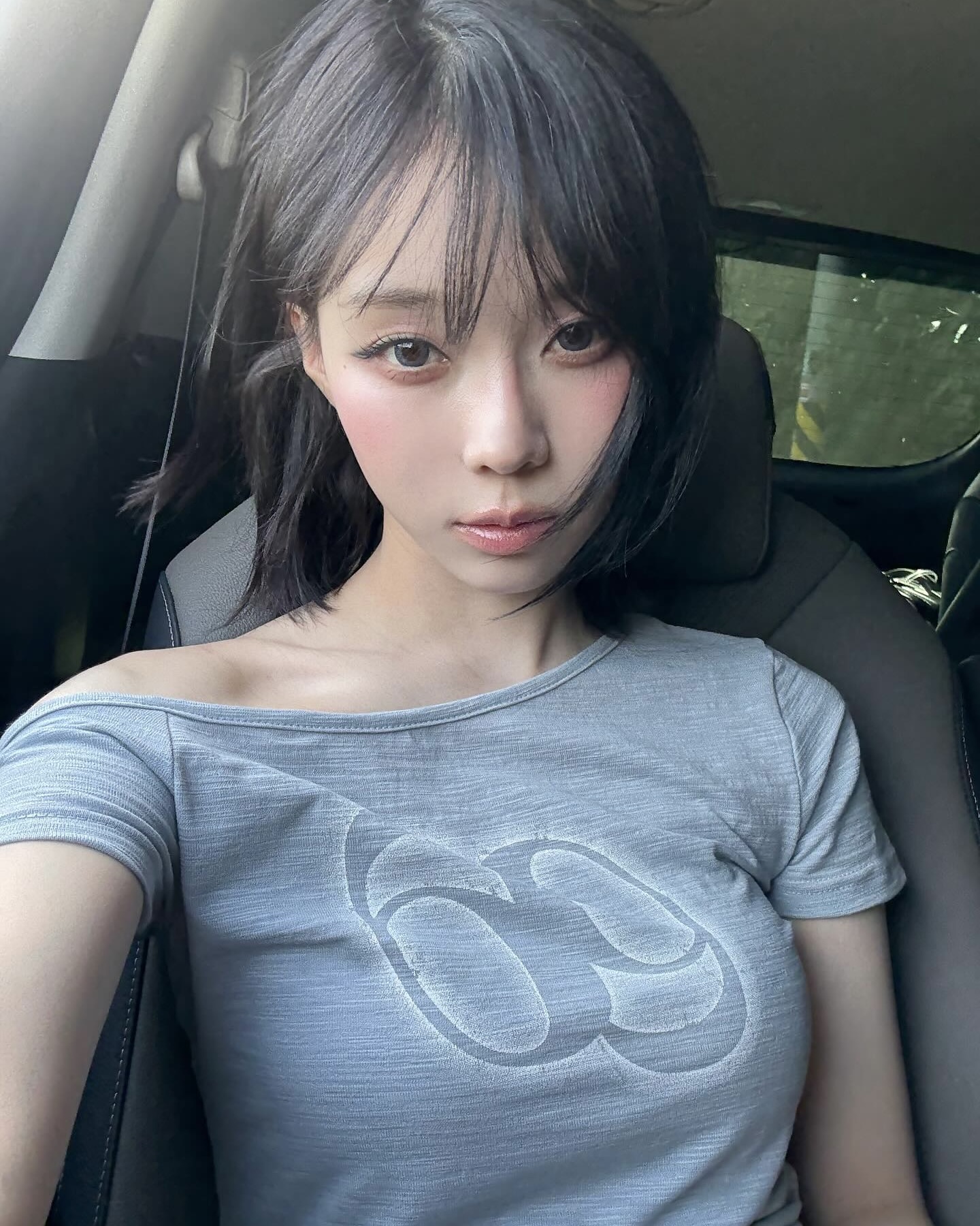 원숄더로 시선 집중 시키기🤍🩶 가볍게 드러낸 어깨로 포인트 더하는 여름 스타일링✨ 이미지