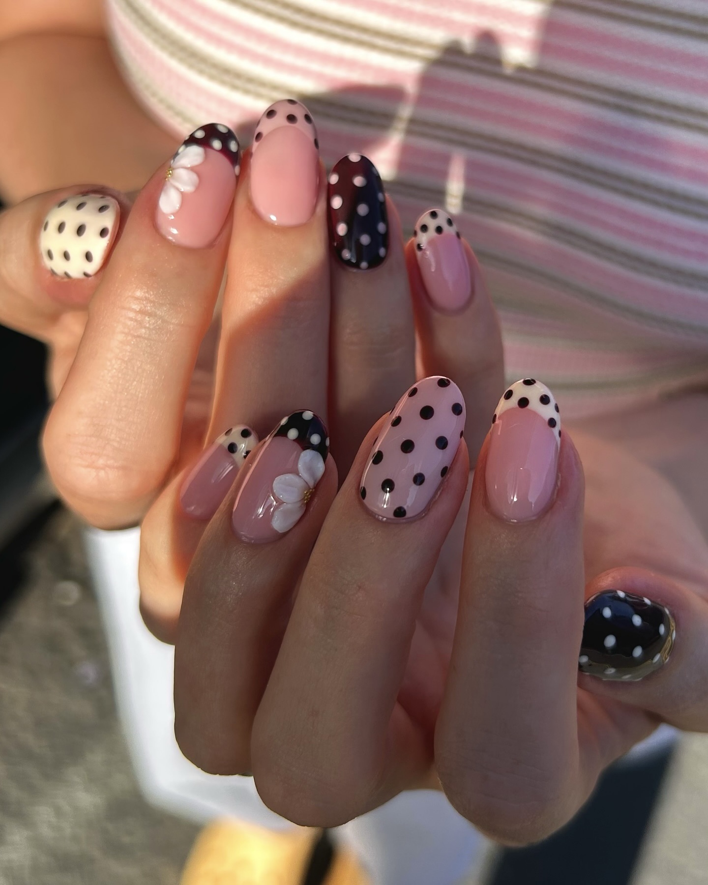 2025년 네일💅🏻폴카도트 알지?!
동글동글 귀여움 터지는 네일🩷⚪️실제로는 더 이쁘다는데? 이미지2