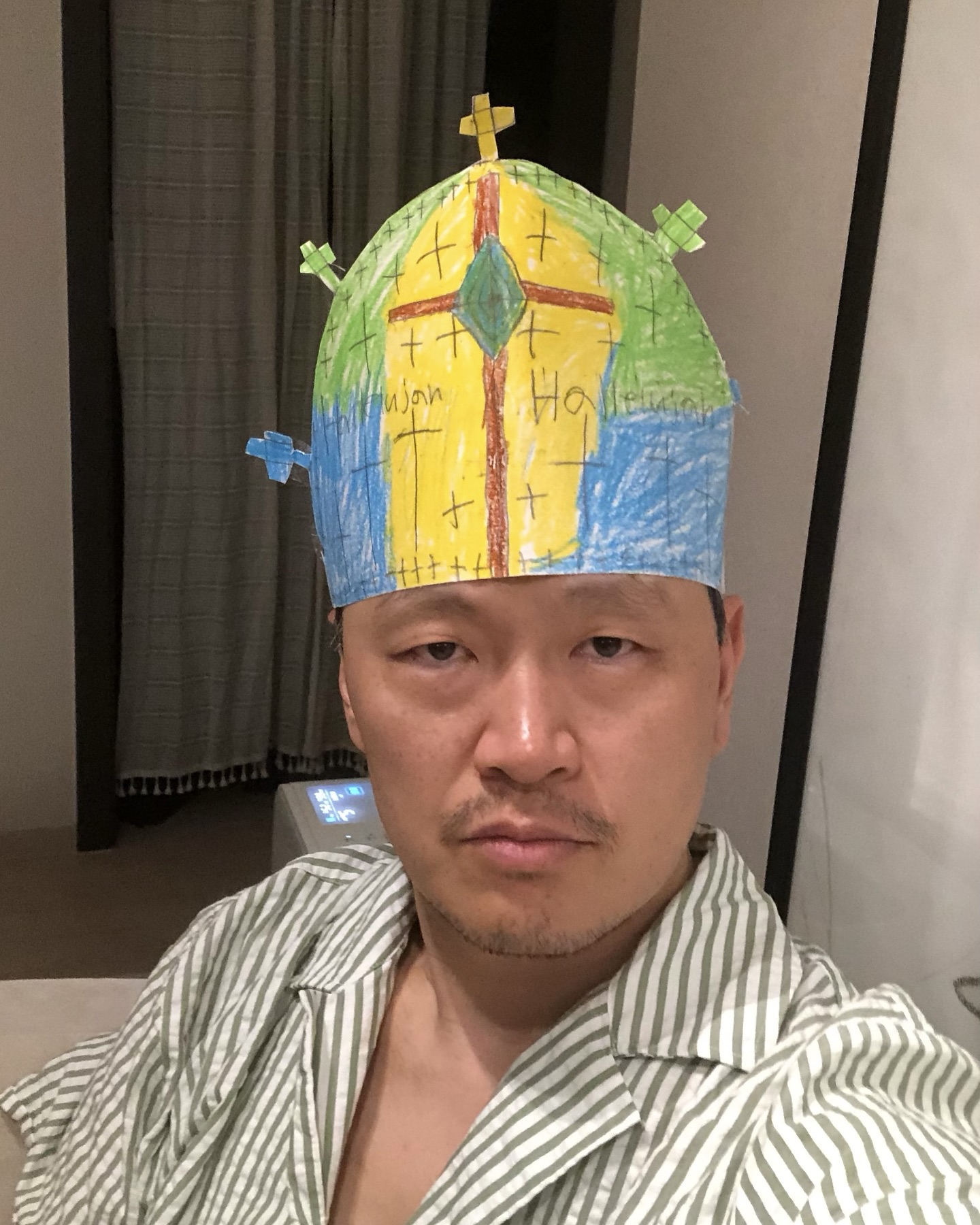 연기, 힙합 그리고 패션까지 정복 만능 엔터테이너 양동근의 평범하지 않은 슈프림 아이템✨  로고 플레이를 넘어, 소재와 기법을 자유자재로 활용하는 양동근의 슈프림 아이템을 살펴보겠습니다.  1. 슈프림 x MM6 메종 마르지엘라 박스로고 티셔츠 마르지엘라와의 협업으로 탄생한 티셔츠는 박스 로고 티셔츠의 이미지를 프린트한 ‘트롱프뢰유’ 기법을 활용해 해체주의적 미학을 담아냈으며, 유니크하고 개성 넘치는 스트릿 무드를 연출했습니다.  2. 슈프림 프레이드 크록 데님 캠프캡 슈프림의 상징적인 캠프 캡에 과감한 디스트로이드 디테일을 더했습니다. 격자무늬로 해진 듯한 데님 원단은 빈티지하면서도 펑크한 느낌을 제공했습니다. 이미지