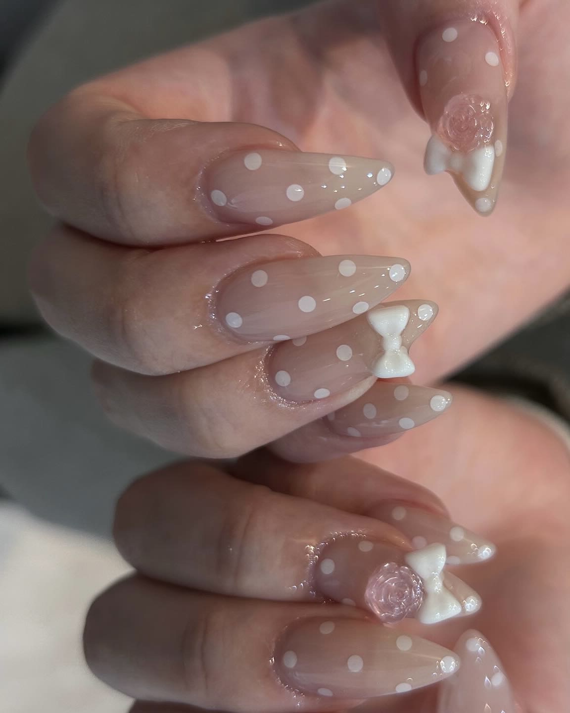 2025년 네일💅🏻폴카도트 알지?!
동글동글 귀여움 터지는 네일🩷⚪️실제로는 더 이쁘다는데? 이미지5