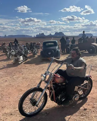 핸들을 잡거나, 마이크를 쥐거나,
셰프이자 배우, 농부이자 펑크밴드 보컬. 매티 매더슨 알아보기.
매티 매더슨의 삶에서 중요한 것은 '꾸미지 않는 것'.
‘더 베어’의 주방을 책임진 진짜 남자, 매티 매더슨은 전형적인 셰프와는 다릅니다. 요리사로서 그는 재료에 대한 진심과 손맛을 중시하는데요. 온타리오의 블루구스 팜에서 직접 재배하는 채소들은 그의 이런 태도를 상징합니다.
매더슨의 스타일은 단지 옷이 아니라 그가 살아온 환경, 일하는 방식, 움직이는 리듬을 그대로 반영하죠. 무거운 워크 자켓, 드러난 문신, 때로는 컬러감 있는 비니까지. 그는 기능성과 정체성을 동시에 껴안은 스타일을 통해 ‘나는 무엇을 하는 사람이 아니라, 어떻게 사는 사람인가’를 보여줍니다.
그의 삶은 ‘자기 자신에 대한 솔직함’과 ‘일상 속 작은 순간들을 소중히 여기는 태도’에 기반합니다. 낡은 헬멧과 1941년식 할리데이비슨을 타며, 과거와 현재, 그리고 미래를 연결하는 그만의 방식을 보여주죠. 늘 자신만의 방식으로 삶을 살아가는 그 모습이 팬과 대중이 사랑하는 이유입니다.
무대 위, 농장, 드라마 촬영장 어디에서든 그는 단 하나의 메시지를 전달합니다. 진짜는 꾸미지 않아도 멋있다는 것. 그는 더 이상 특정 분야의 전문가로 불리는 데 관심이 없습니다. 오히려 ‘삶을 만들어가는 사람’으로서 그 모든 역할을 묵묵히 감당하고 있을 뿐입니다. 이미지