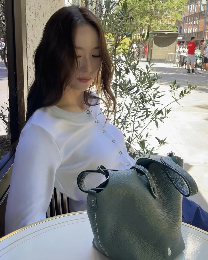 크리스탈 언니🤍🇺🇸가을 폴로룩
지금부터 입기 좋은 초가을 코디템🏇🏻✅폴로 3가지 정보

크리스탈의 폴로 랄프로렌 초가을 아이템을 살펴보세요.

1. 로고 플래그 프렌치 테리 카디건
미니멀한 버튼 디테일과 왼쪽 가슴의 성조기 자수가 포인트인 화이트 카디건은 크리스탈의 단정하고 맑은 인상을 부각시키며, 프레피한 가을 감성을 부드럽게 표현합니다.

2. 폴로 플레이 레더 토트백
차분한 딥그린 컬러와 텍스처드 가죽의 조화가 돋보이는 토트백은 캐주얼한 셋업에도 자연스럽게 어우러지며, 전체 스타일에 균형 잡힌 구조감을 더해줍니다.

3. 폴로 ID 카프스킨 로퍼
브라운 카프스킨 로퍼와 화이트 삭스를 매치한 스타일링은 복고적인 무드를 세련되게 해석해내며, 크리스탈이 즐겨 입는 포멀 & 캐주얼 믹스의 정수를 보여줍니다. 이미지6