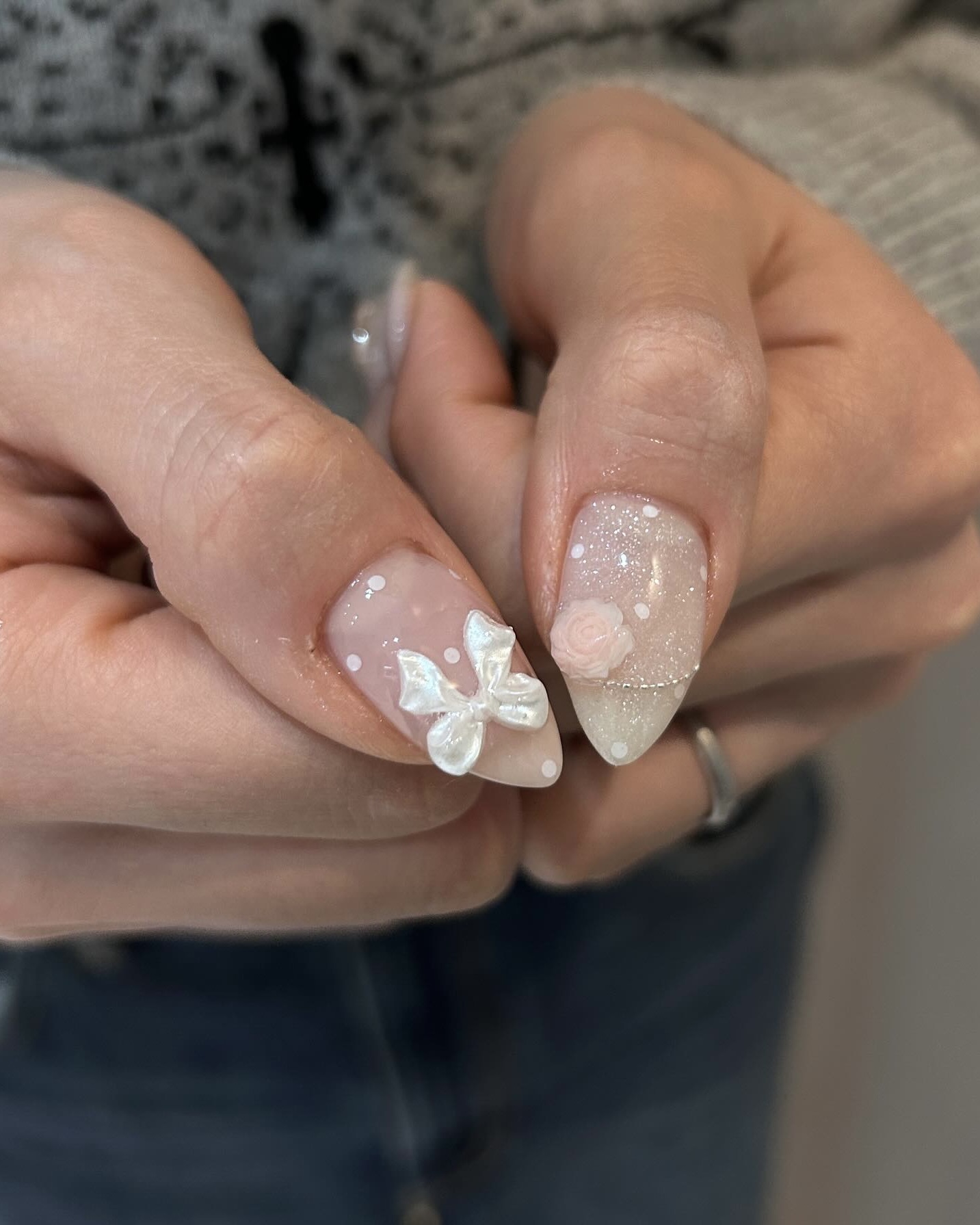 2025년 네일💅🏻폴카도트 알지?!
동글동글 귀여움 터지는 네일🩷⚪️실제로는 더 이쁘다는데? 이미지