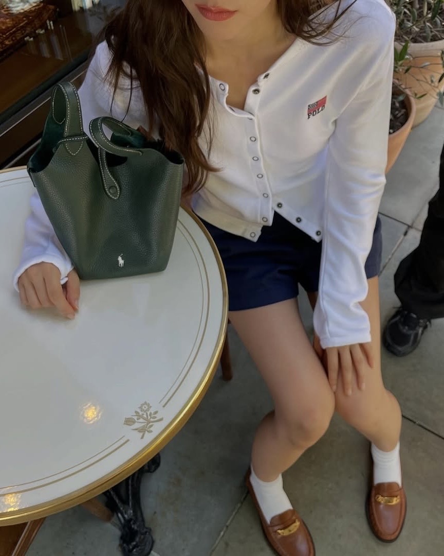 크리스탈 언니🤍🇺🇸가을 폴로룩
지금부터 입기 좋은 초가을 코디템🏇🏻✅폴로 3가지 정보

크리스탈의 폴로 랄프로렌 초가을 아이템을 살펴보세요.

1. 로고 플래그 프렌치 테리 카디건
미니멀한 버튼 디테일과 왼쪽 가슴의 성조기 자수가 포인트인 화이트 카디건은 크리스탈의 단정하고 맑은 인상을 부각시키며, 프레피한 가을 감성을 부드럽게 표현합니다.

2. 폴로 플레이 레더 토트백
차분한 딥그린 컬러와 텍스처드 가죽의 조화가 돋보이는 토트백은 캐주얼한 셋업에도 자연스럽게 어우러지며, 전체 스타일에 균형 잡힌 구조감을 더해줍니다.

3. 폴로 ID 카프스킨 로퍼
브라운 카프스킨 로퍼와 화이트 삭스를 매치한 스타일링은 복고적인 무드를 세련되게 해석해내며, 크리스탈이 즐겨 입는 포멀 & 캐주얼 믹스의 정수를 보여줍니다. 이미지8