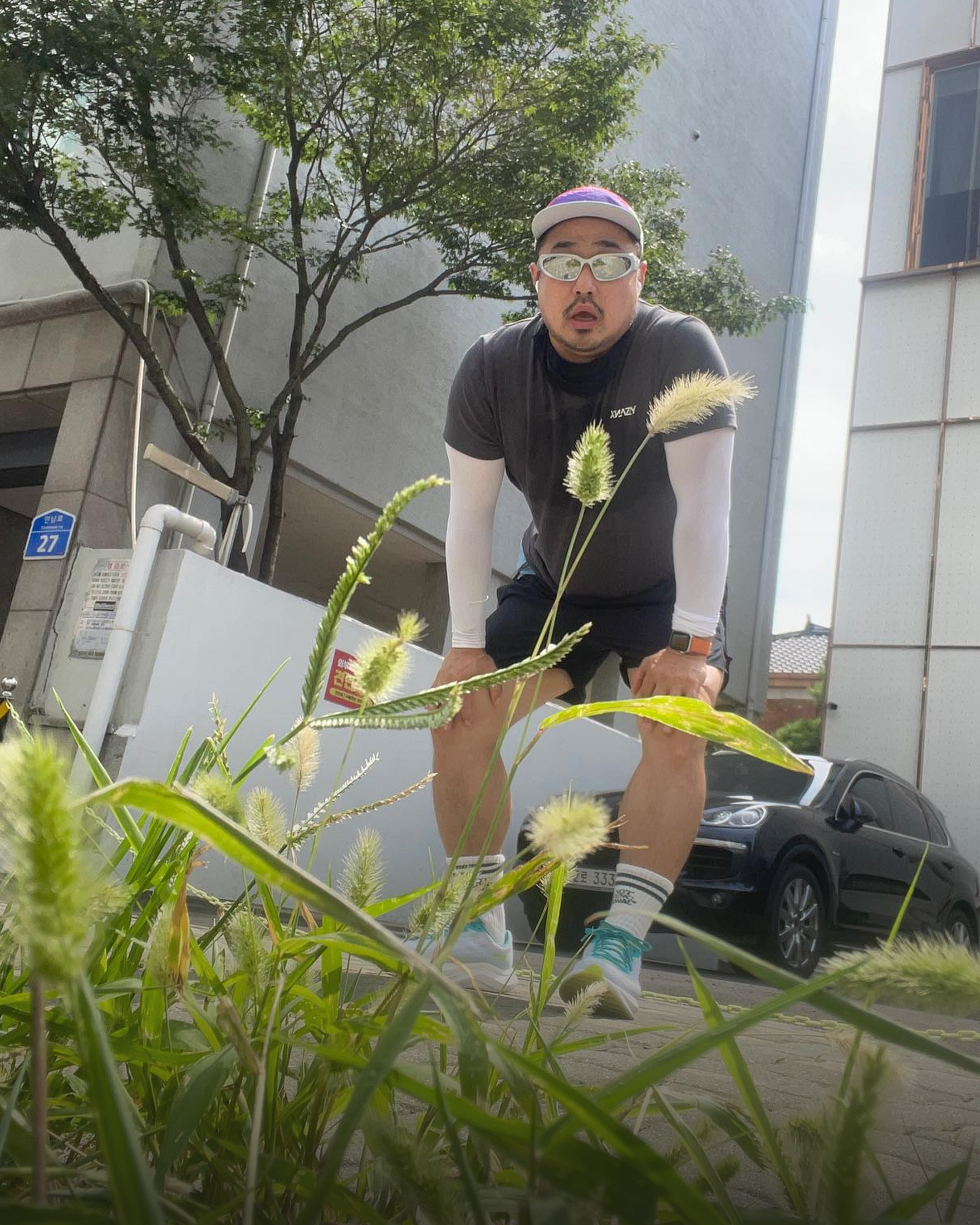 러닝은 어려울 거라는 편견?⁠ 슬로 러닝으로 체중 감량한 강재준, 초보 러너 아이템 3️⃣⁠ ⁠ 개그맨 강재준은 슬로 러닝으로 4개월 만에 32kg을 감량하며, 운동이 어렵고 두렵게 느껴지는 초보자들에게도 러닝은 충분히 가능하다는 사실을 보여주었습니다. 그의 변화 뒤에는 부상을 예방하고 자외선을 차단하며 스타일까지 챙겨주는 실용적인 아이템들이 함께했는데요. 이제 막 러닝을 시작했거나 시작을 고민 중인 이들에게, 그가 착용한 아이템 소개와 함께 응원을 보냅니다.⁠ ⁠ 1. 잠스트 무릎 보호대⁠ 무릎은 체중과 충격을 고스란히 받는 부위인 만큼, 적절한 보호 없이 달리면 부상 위험이 큰데요. 잠스트의 무릎 보호대는 일본의 정형외과 기반 스포츠 메디컬 브랜드로, 고정력과 통기성을 동시에 잡아 러닝 시 무릎의 안정감을 높여줍니다. 러닝 초보자에게 가장 필요한 것은 꾸준함이며, 이를 지켜주는 건 바로 관절 보호입니다. 무릎이 아파서 운동을 쉬었다면, 다시 시작할 때 잠스트는 훌륭한 출발점이 되어줄 것입니다.⁠ ⁠ 2. 디스트릭트비전 코하루 이클립스 선글라스⁠ 러닝 할 때 시야 확보와 눈 보호는 핵심이죠. 디스트릭트비전의 코하루 선글라스는 D+ Onyx Mirror 렌즈를 채택해 반사광을 효과적으로 차단하고, 트레일과 도심 모두에서 안정적인 착용감을 제공합니다. 기능성은 물론 미니멀하고 고급스러운 디자인으로, 스타일을 중시하는 러너들에게도 이상적입니다⁠ ⁠ 3. 새티스파이 리피 에어 트레일 캡 블랙⁠ 러닝의 핵심은 ‘지속 가능성’입니다. 한여름의 땀과 햇빛을 이겨내야 꾸준히 달릴 수 있습니다. 새티스파이의 리피 에어 트레일 캡은 초경량 메시 소재로 통기성이 탁월하고, 조절 가능한 스트랩과 흡습 속건 기능까지 갖췄습니다.⁠ ⁠ 4. 동료들과 시원한 맥주 한 잔, 잘 구워진 고기 한 점⁠ 러닝을 끝낸 뒤 즐기는 맥주 한 잔과 고기 한 점은 최고의 보상입니다. 러닝은 속도나 기록보다 꾸준히 달리는 마음이 더 중요하니까요. 든든한 아이템들과 함께, 옆에서 응원해주는 동료가 있다면 그 여정은 더욱 즐겁고 오래갈 수 있습니다.⁠ 이미지