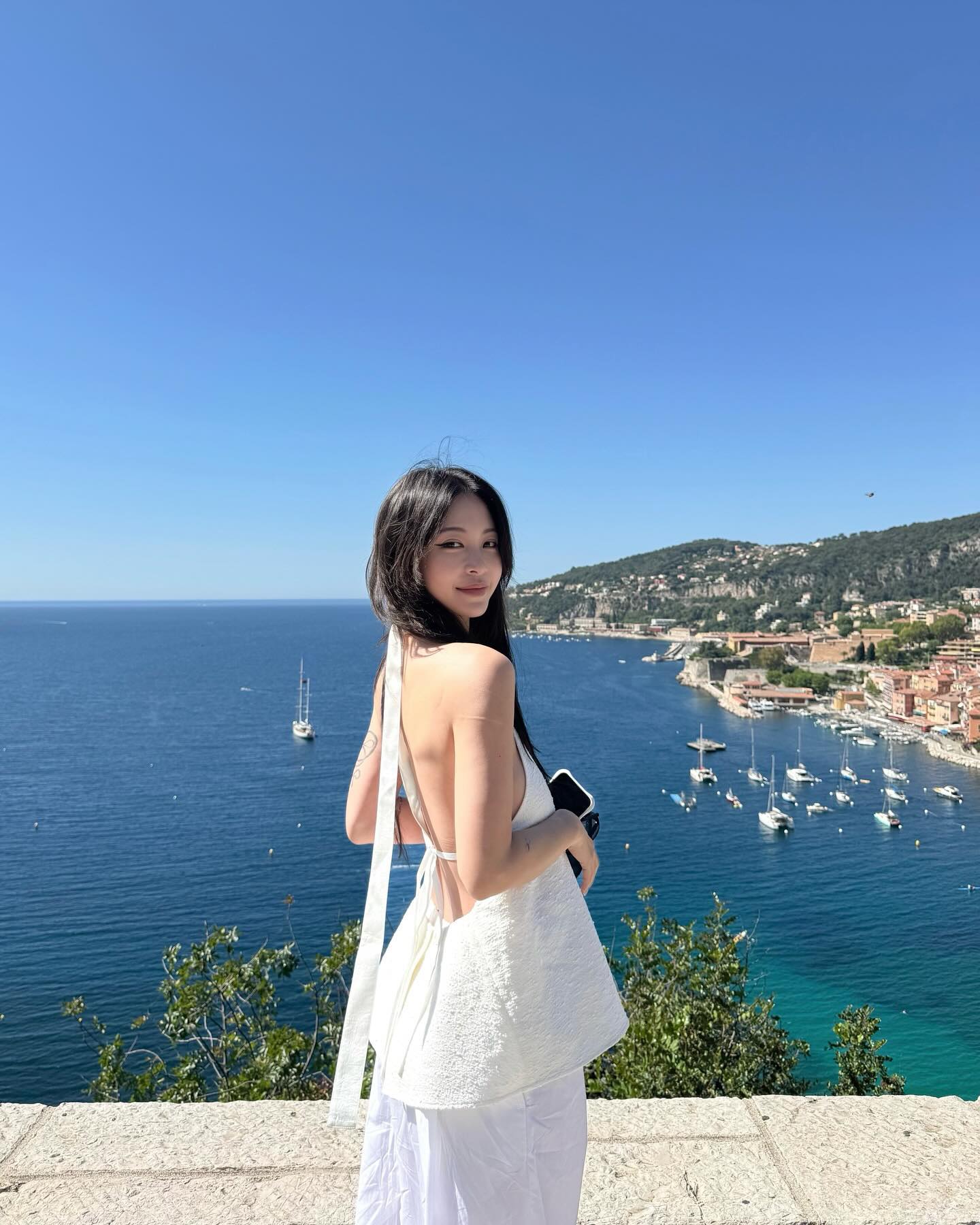 화이트 슬리브리스 하나면 충분🤍 얼굴 톤까지 화사하게 해주는 컬러로 데일리룩 완성🌿 이미지