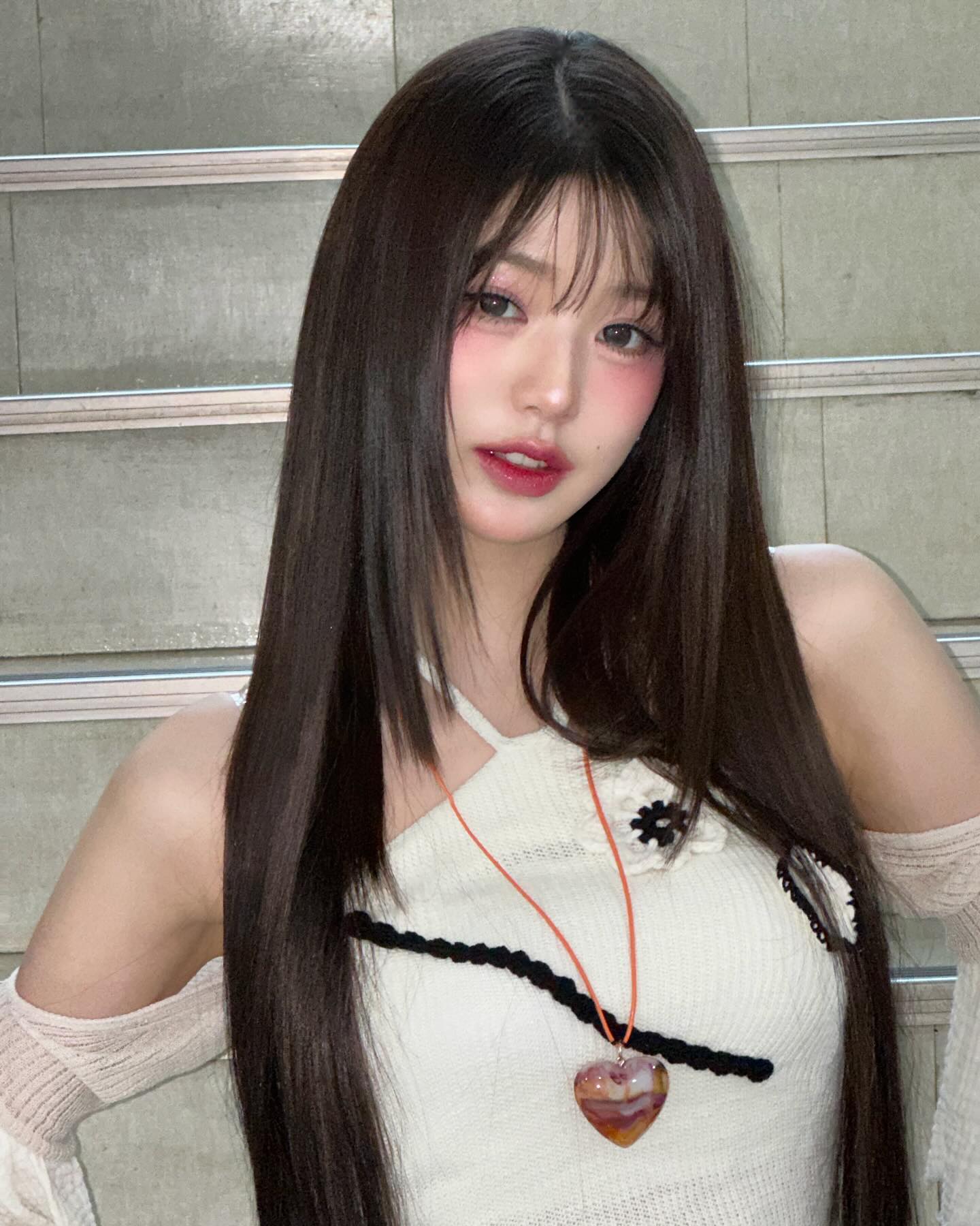 화이트 슬리브리스 하나면 충분🤍
얼굴 톤까지 화사하게 해주는 컬러로 데일리룩 완성🌿 이미지7