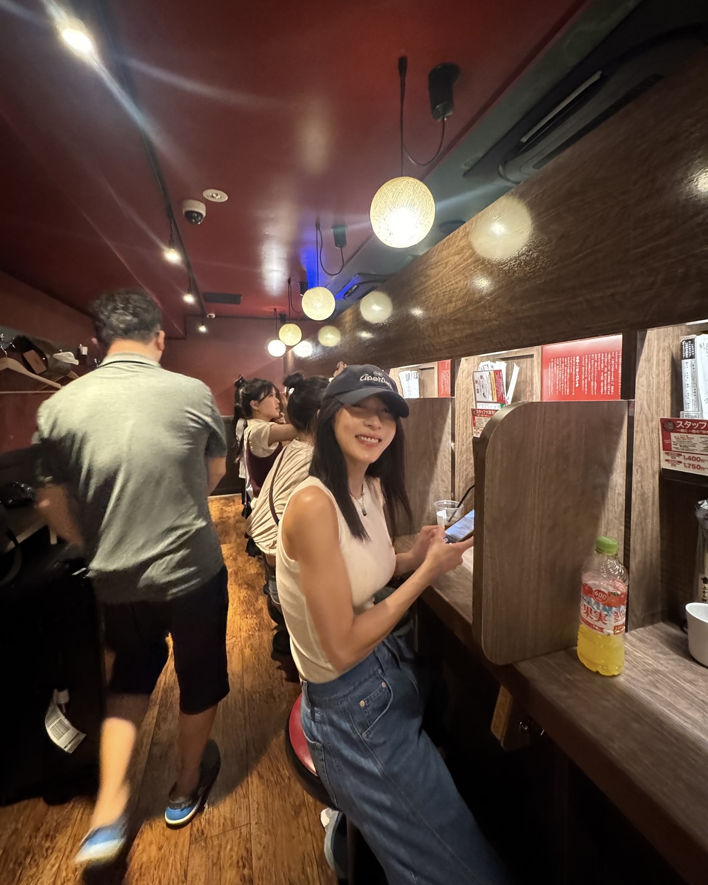 하지원의 오사카 꾸안꾸룩🧢 시간 멈춘 동안 미모💙💚 20대라고 해도 믿겠어요  관리퀸의 볼캡 코디 스타일링을 소개합니다.  1. 디애퍼처 애퍼처 볼캡, 4만 원대 하지원은 네이비 컬러의 빈티지 볼캡에 굵은 민소매 탑과 워싱의 와이드 데님 팬츠를 매치했습니다. 그리고 동일한 볼캡을 활용해 다른 스타일로 오버핏 티셔츠와 숏 레깅스를 매치하였습니다.  2. 셀린느 유니버시티 베이스볼 캡, 80만 원대 셀린느 로고가 돋보이는 볼캡에는 화이트 민소매에 블랙 자켓, 버뮤다 슬랙스를 매치해 포멀한 인상을 주다가도, 자켓을 손에 들어 편안한 무드로 전환했습니다. 정제된 포멀함과 가벼운 캐주얼의 경계를 오가는 스타일링이 돋보이는 룩입니다. 이미지
