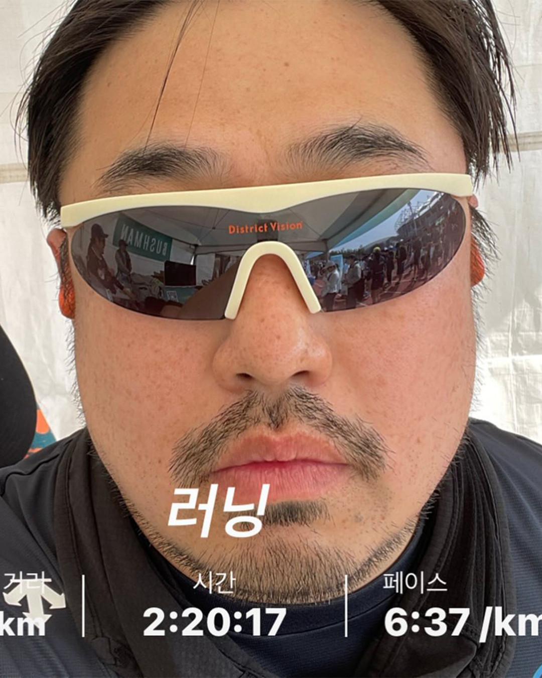 러닝은 어려울 거라는 편견?⁠
슬로 러닝으로 체중 감량한 강재준, 초보 러너 아이템 3️⃣⁠
⁠
개그맨 강재준은 슬로 러닝으로 4개월 만에 32kg을 감량하며, 운동이 어렵고 두렵게 느껴지는 초보자들에게도 러닝은 충분히 가능하다는 사실을 보여주었습니다. 그의 변화 뒤에는 부상을 예방하고 자외선을 차단하며 스타일까지 챙겨주는 실용적인 아이템들이 함께했는데요. 이제 막 러닝을 시작했거나 시작을 고민 중인 이들에게, 그가 착용한 아이템 소개와 함께 응원을 보냅니다.⁠
⁠
1. 잠스트 무릎 보호대⁠
무릎은 체중과 충격을 고스란히 받는 부위인 만큼, 적절한 보호 없이 달리면 부상 위험이 큰데요. 잠스트의 무릎 보호대는 일본의 정형외과 기반 스포츠 메디컬 브랜드로, 고정력과 통기성을 동시에 잡아 러닝 시 무릎의 안정감을 높여줍니다. 러닝 초보자에게 가장 필요한 것은 꾸준함이며, 이를 지켜주는 건 바로 관절 보호입니다. 무릎이 아파서 운동을 쉬었다면, 다시 시작할 때 잠스트는 훌륭한 출발점이 되어줄 것입니다.⁠
⁠
2. 디스트릭트비전 코하루 이클립스 선글라스⁠
러닝 할 때 시야 확보와 눈 보호는 핵심이죠. 디스트릭트비전의 코하루 선글라스는 D+ Onyx Mirror 렌즈를 채택해 반사광을 효과적으로 차단하고, 트레일과 도심 모두에서 안정적인 착용감을 제공합니다. 기능성은 물론 미니멀하고 고급스러운 디자인으로, 스타일을 중시하는 러너들에게도 이상적입니다⁠
⁠
3. 새티스파이 리피 에어 트레일 캡 블랙⁠
러닝의 핵심은 ‘지속 가능성’입니다. 한여름의 땀과 햇빛을 이겨내야 꾸준히 달릴 수 있습니다. 새티스파이의 리피 에어 트레일 캡은 초경량 메시 소재로 통기성이 탁월하고, 조절 가능한 스트랩과 흡습 속건 기능까지 갖췄습니다.⁠
⁠
4. 동료들과 시원한 맥주 한 잔, 잘 구워진 고기 한 점⁠
러닝을 끝낸 뒤 즐기는 맥주 한 잔과 고기 한 점은 최고의 보상입니다. 러닝은 속도나 기록보다 꾸준히 달리는 마음이 더 중요하니까요. 든든한 아이템들과 함께, 옆에서 응원해주는 동료가 있다면 그 여정은 더욱 즐겁고 오래갈 수 있습니다.⁠ 이미지5