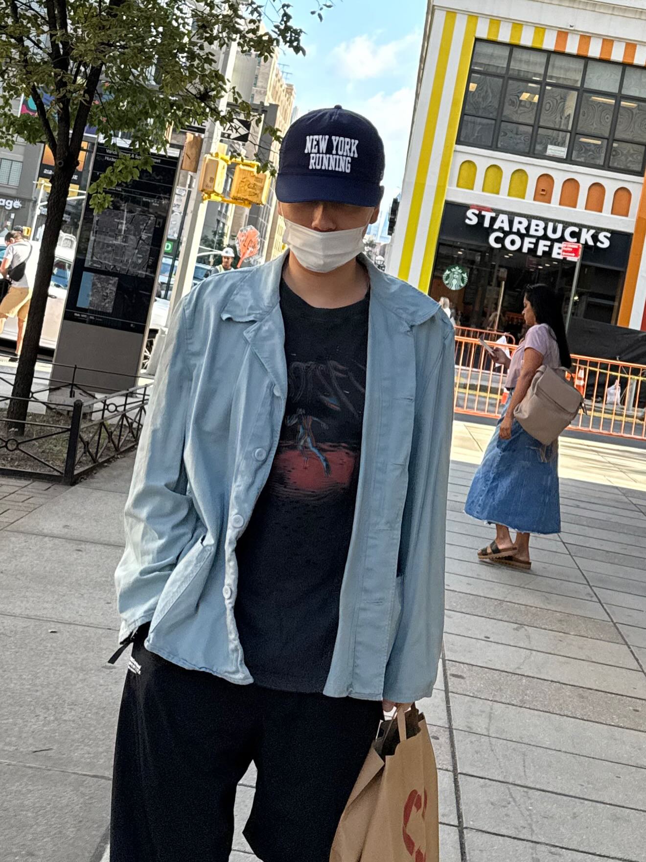 더위는 날리고 감각은 살리자 트렌디하게 여름을 이겨내는 이동휘의 러닝코어 아이템 2가지🎽  편안하면서도 힙한 무드를 놓치지 않은 배우 이동휘의 아이템을 소개하겠습니다.  1. 폴로 뉴욕 러닝 메쉬 캡 도시적인 감성과 스포츠웨어의 기능성을 겸비한 아이템입니다. 네이비 컬러 바탕 위의 레터링은 빈티지한 분위기를 자아내며, 측면의 숫자 자수와 후면의 메쉬 디테일을 통해 스포티한 무드를 강조했습니다.  2. 새티스파이 모스테크 티셔츠 단순한 러닝 티셔츠를 넘어 감각적인 디자인으로 사랑받는 반팔티입니다. 체열이 집중되는 부위에 레이저 홀 가공을 더해 뛰어난 통기성을 확보했으며, 이러한 디테일은 자연스러운 데미지 느낌을 연출하여 빈티지한 무드를 제공합니다. 이미지