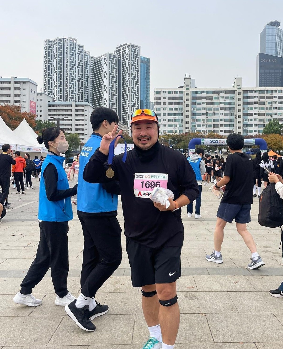 러닝은 어려울 거라는 편견?⁠
슬로 러닝으로 체중 감량한 강재준, 초보 러너 아이템 3️⃣⁠
⁠
개그맨 강재준은 슬로 러닝으로 4개월 만에 32kg을 감량하며, 운동이 어렵고 두렵게 느껴지는 초보자들에게도 러닝은 충분히 가능하다는 사실을 보여주었습니다. 그의 변화 뒤에는 부상을 예방하고 자외선을 차단하며 스타일까지 챙겨주는 실용적인 아이템들이 함께했는데요. 이제 막 러닝을 시작했거나 시작을 고민 중인 이들에게, 그가 착용한 아이템 소개와 함께 응원을 보냅니다.⁠
⁠
1. 잠스트 무릎 보호대⁠
무릎은 체중과 충격을 고스란히 받는 부위인 만큼, 적절한 보호 없이 달리면 부상 위험이 큰데요. 잠스트의 무릎 보호대는 일본의 정형외과 기반 스포츠 메디컬 브랜드로, 고정력과 통기성을 동시에 잡아 러닝 시 무릎의 안정감을 높여줍니다. 러닝 초보자에게 가장 필요한 것은 꾸준함이며, 이를 지켜주는 건 바로 관절 보호입니다. 무릎이 아파서 운동을 쉬었다면, 다시 시작할 때 잠스트는 훌륭한 출발점이 되어줄 것입니다.⁠
⁠
2. 디스트릭트비전 코하루 이클립스 선글라스⁠
러닝 할 때 시야 확보와 눈 보호는 핵심이죠. 디스트릭트비전의 코하루 선글라스는 D+ Onyx Mirror 렌즈를 채택해 반사광을 효과적으로 차단하고, 트레일과 도심 모두에서 안정적인 착용감을 제공합니다. 기능성은 물론 미니멀하고 고급스러운 디자인으로, 스타일을 중시하는 러너들에게도 이상적입니다⁠
⁠
3. 새티스파이 리피 에어 트레일 캡 블랙⁠
러닝의 핵심은 ‘지속 가능성’입니다. 한여름의 땀과 햇빛을 이겨내야 꾸준히 달릴 수 있습니다. 새티스파이의 리피 에어 트레일 캡은 초경량 메시 소재로 통기성이 탁월하고, 조절 가능한 스트랩과 흡습 속건 기능까지 갖췄습니다.⁠
⁠
4. 동료들과 시원한 맥주 한 잔, 잘 구워진 고기 한 점⁠
러닝을 끝낸 뒤 즐기는 맥주 한 잔과 고기 한 점은 최고의 보상입니다. 러닝은 속도나 기록보다 꾸준히 달리는 마음이 더 중요하니까요. 든든한 아이템들과 함께, 옆에서 응원해주는 동료가 있다면 그 여정은 더욱 즐겁고 오래갈 수 있습니다.⁠ 이미지2