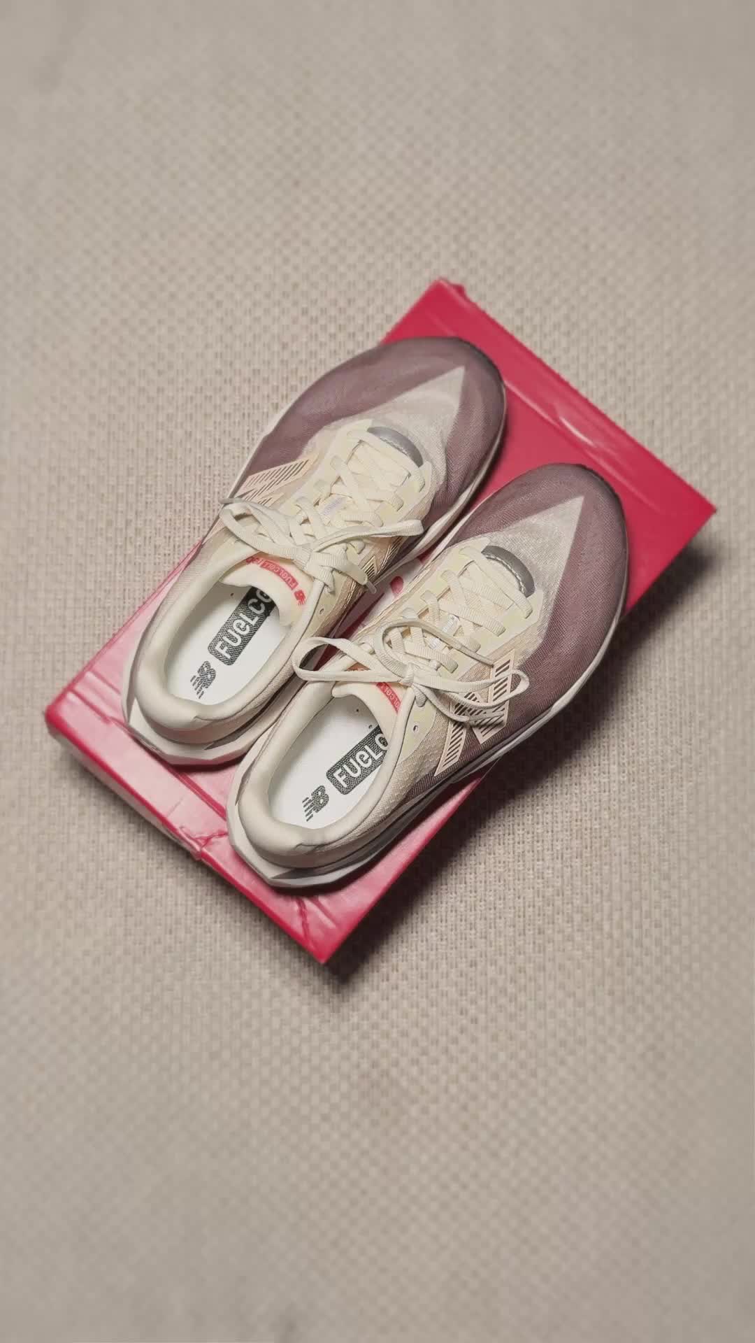 매일의 러닝, 몰입하게 할 러닝화🏃🏻‍♀️ 데일리 러닝 최적템, 뉴발 퓨어셀 레벨 V5 자세히 보기🇺🇸🔍  뉴발란스 ‘퓨어셀 레벨 V5’는 데일리 러닝에 최적화된 초경량 러닝화입니다. 더 높아진 미드솔과 발등을 감싸는 락다운 구조가 5km 조깅부터 21km 중장거리까지 대응하며, 경량성과 반발력을 살린 PEBA‑EVA 혼합 폼이 자연스러운 추진력을 이끌어냅니다.  통기성 좋은 메시 어퍼와 발목 지지력을 높인 설계로, 여름에도 쾌적한 착화감을 줍니다. 운동과 스타일 사이 고민이라면 참고하세요. 이미지
