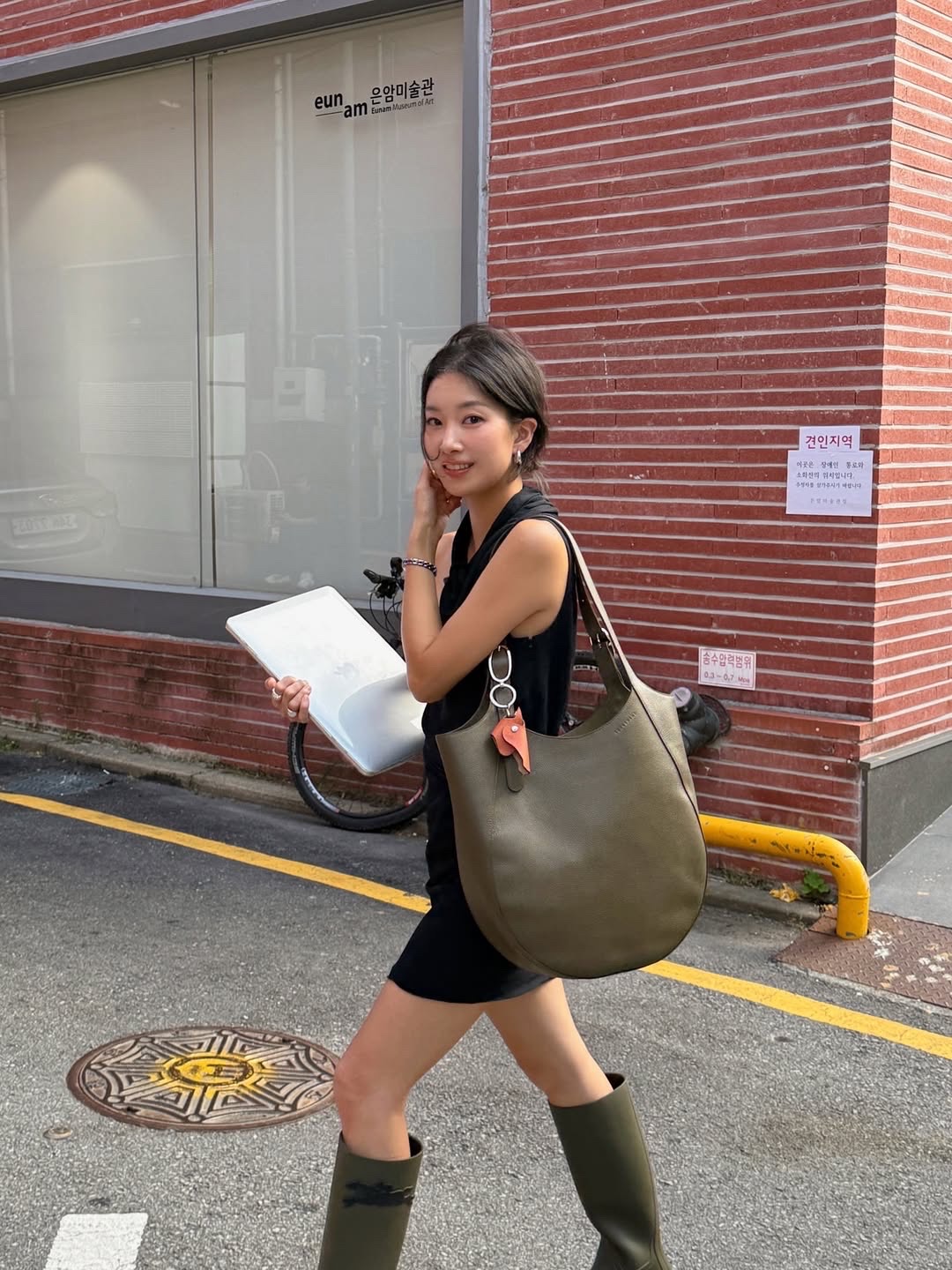 요즘 화제의 가방🖤🤎정려원 빅백
롱샴 대표 라인, 르 플로네 백👜🍁셀럽들 일상룩 살펴보기 이미지10