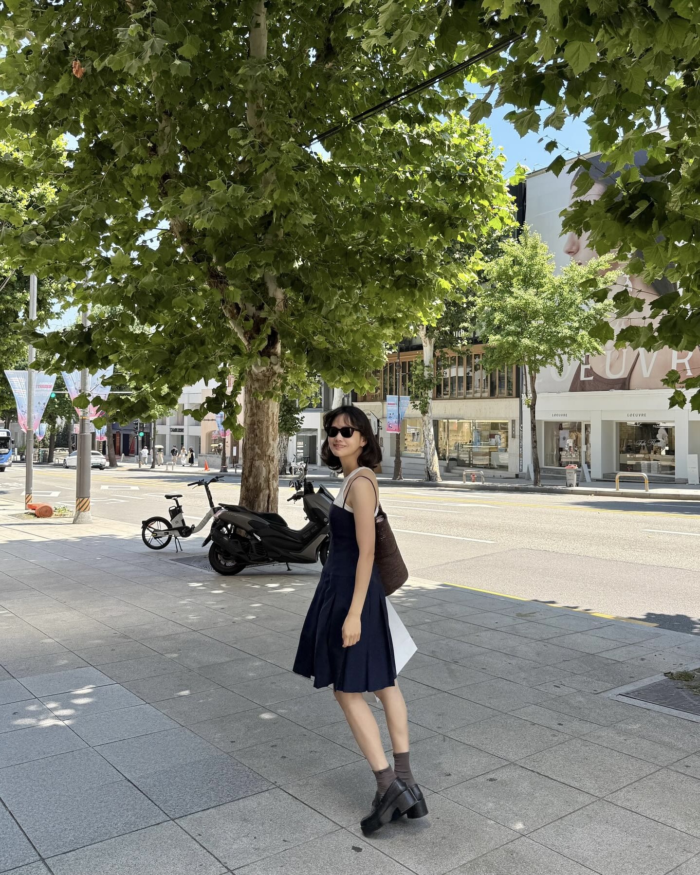 길이 딱 좋은 미디스커트👗🤍
롱보단 가볍고 미니보단 차분한 미디스커트의 매력✨ 이미지3