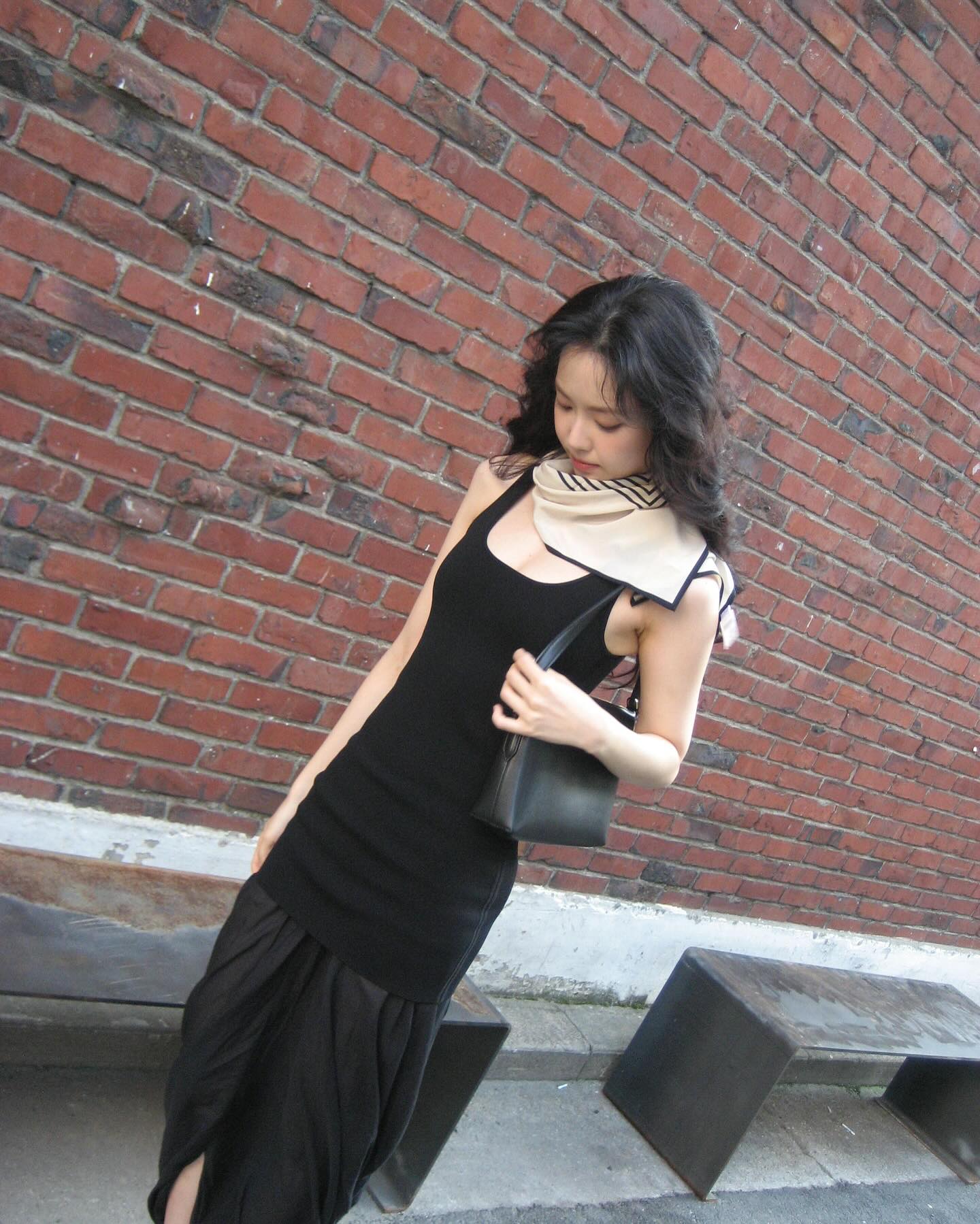 손나은의 여름 토템 스타일링🤍🖤
미니멀한 무드로 완성한 깔끔한 데일리룩✨

손나은은 토템의 아이템으로 미니멀한 데일리 룩을 완성했습니다. 

슬리브리스 디자인의 코쿤 탱크탑 드레스는 슬림한 실루엣과 밑단 주름 디테일이 돋보이는 제품입니다. 여기에 벨루어 방도 슬라이드를 더해 미니멀한 무드를 연출했죠.

베벨 레더 리스틀릿 백은 어깨에 가볍게 걸 수 있는 실용적인 디자인으로, 룩에 포인트를 더했고 크림 컬러의 센터트 모노그램 실크 스카프는 머리와 목에 두르는 방식으로 다양한 스타일링을 보여줬습니다. 토템 하나로 완성된 손나은의 데일리룩, 여름 스타일링에 참고해보세요. 이미지5
