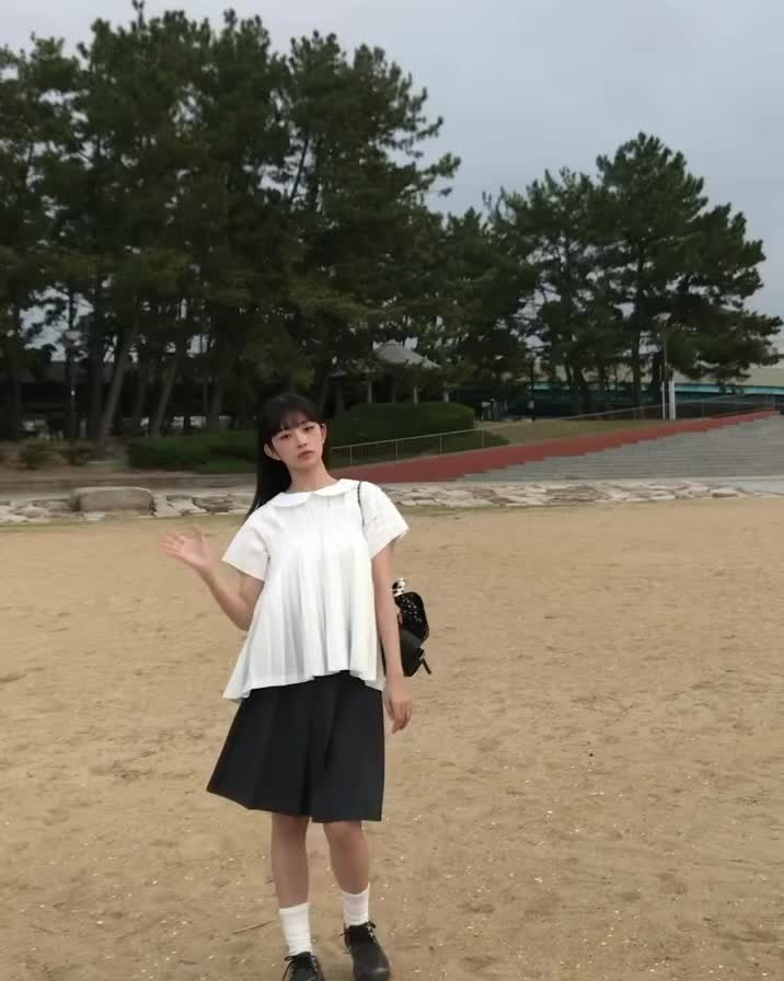길이 딱 좋은 미디스커트👗🤍
롱보단 가볍고 미니보단 차분한 미디스커트의 매력✨ 이미지